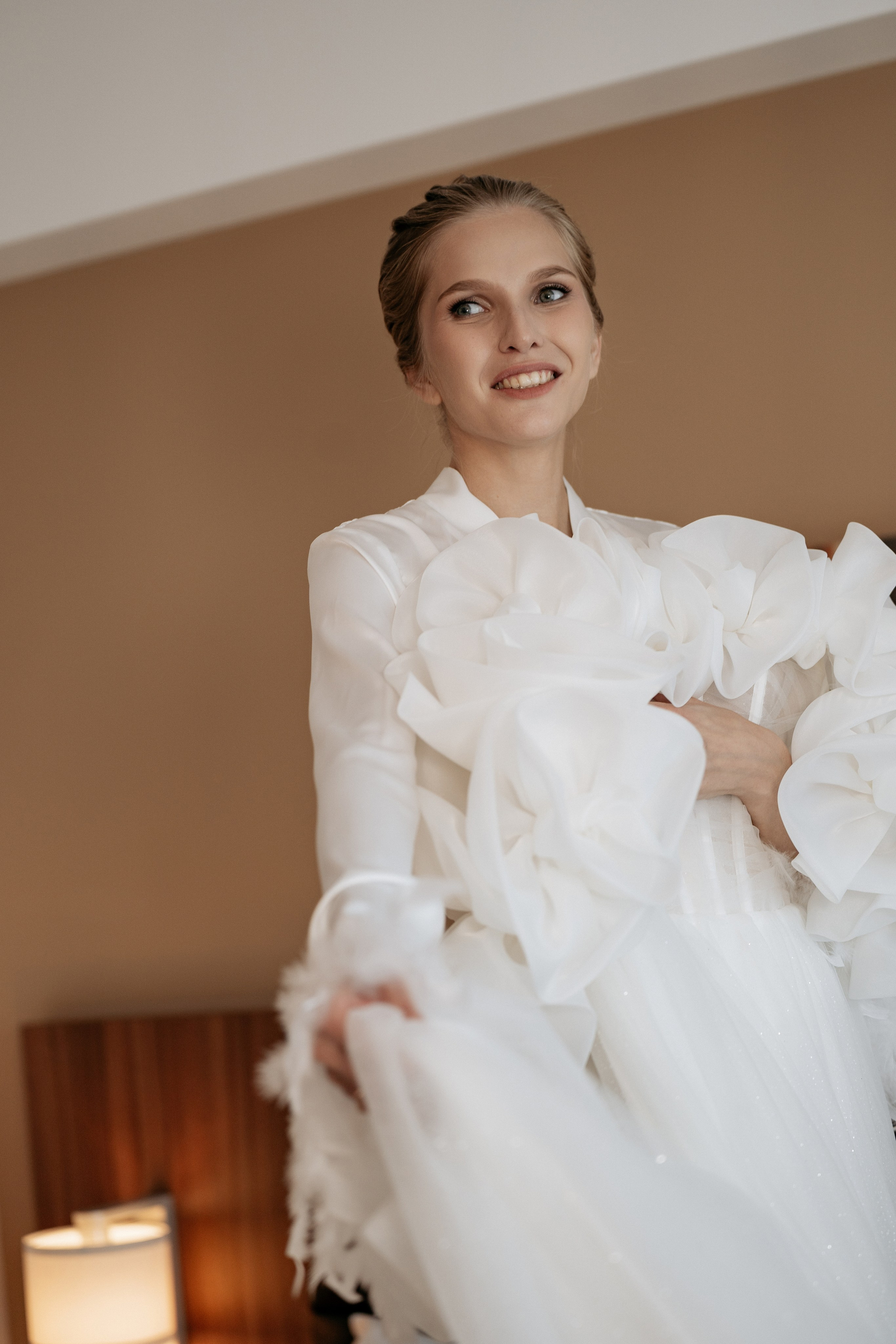 Фотограф Новороссийск - невеста примеряет платье.