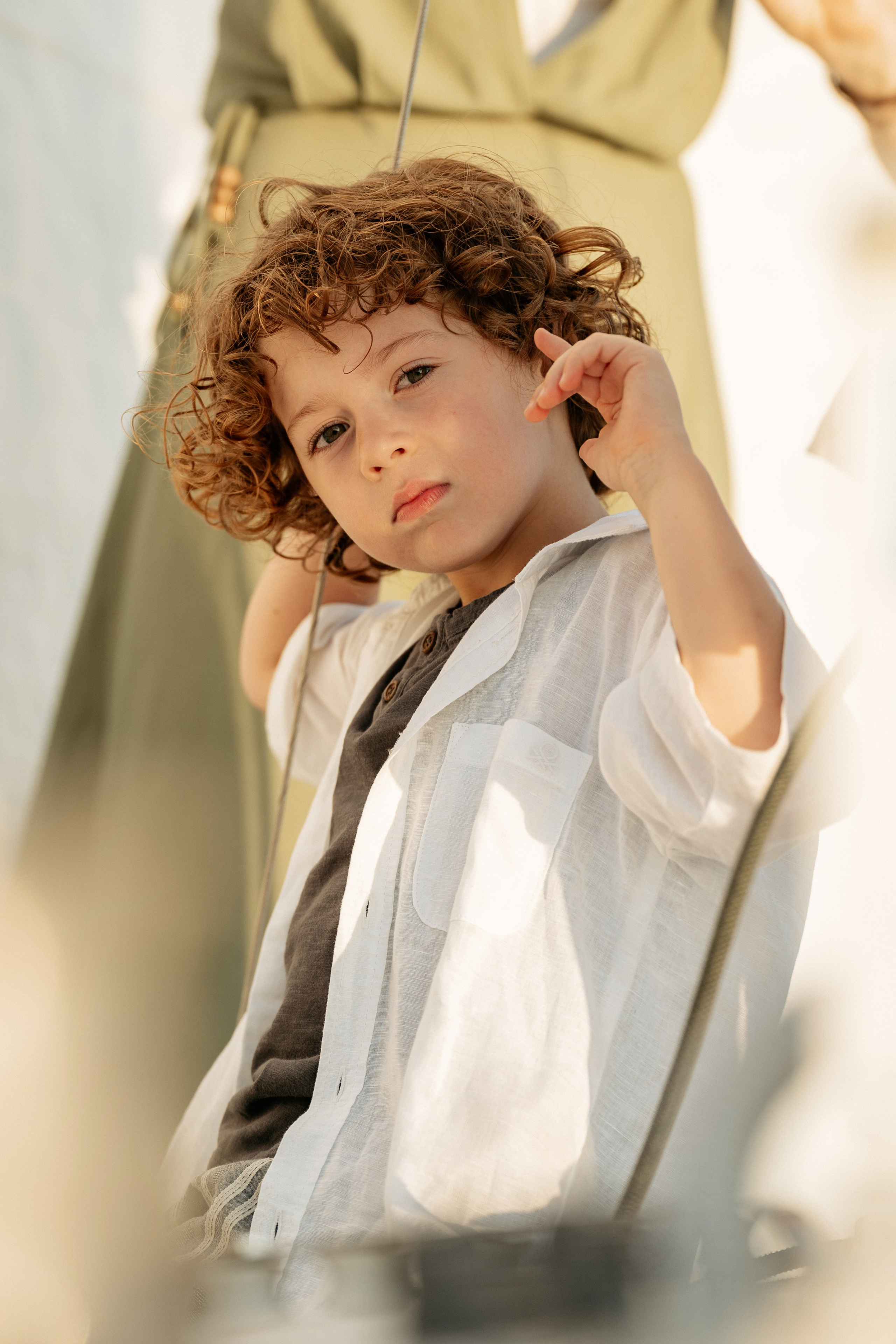 Мама обнимает детей на палубе яхты в Абрау-Дюрсо – тёплые эмоции