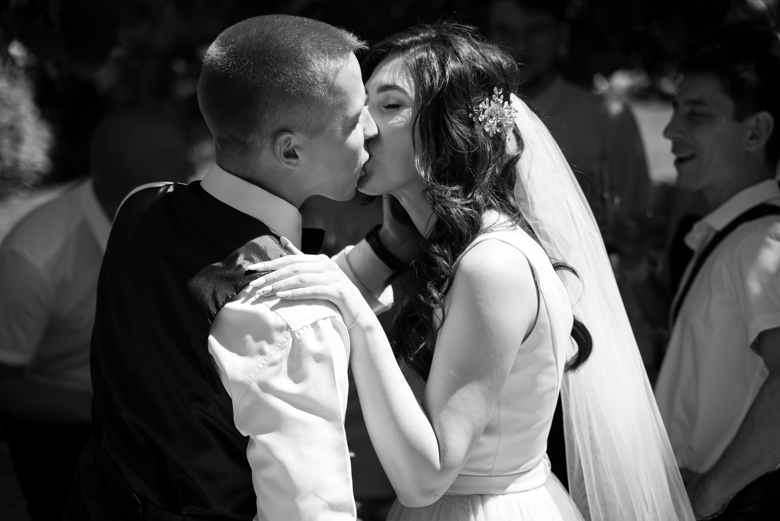 Горько, молодые целуются, фоограф успевает запечатлеть этот кадр.