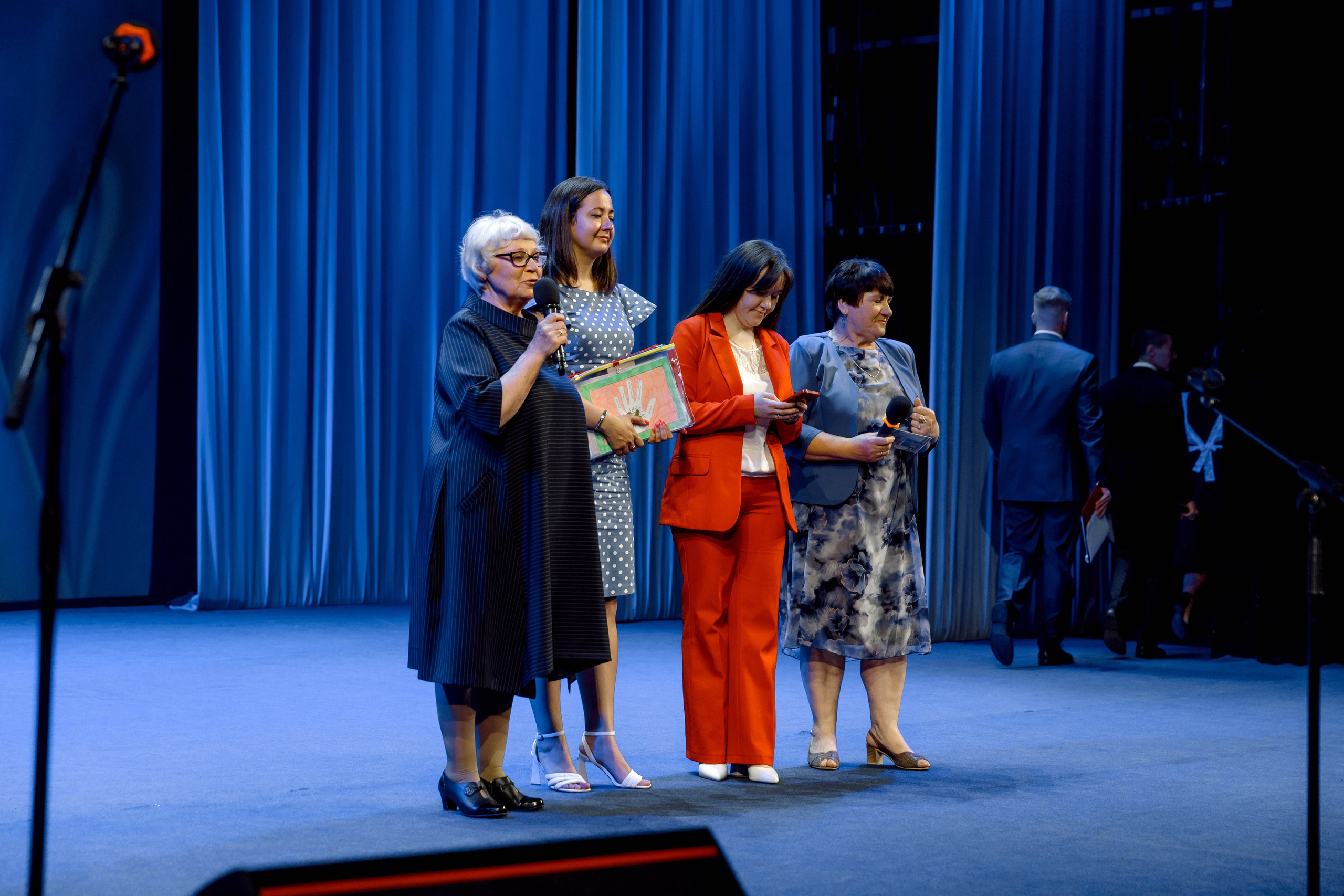 Гимназия 25 — последний звонок (Драм Театр). Свадебный фотограф Иркутск, репортажный фотограф Иркутск