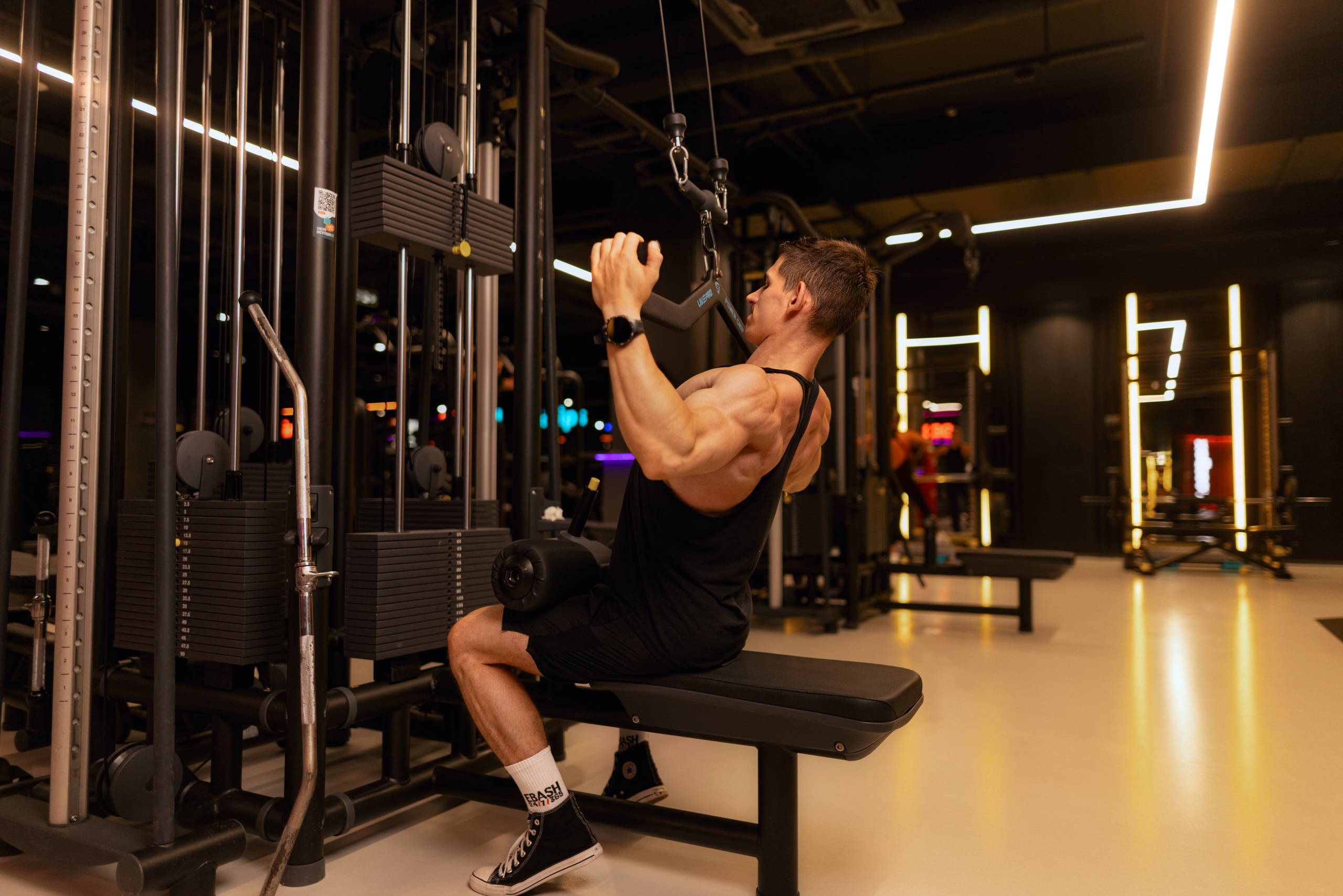 Фотосет в Владом в тренажерном зале для контента. Дмитрий Шульгин, портретный фотограф в Воронеже