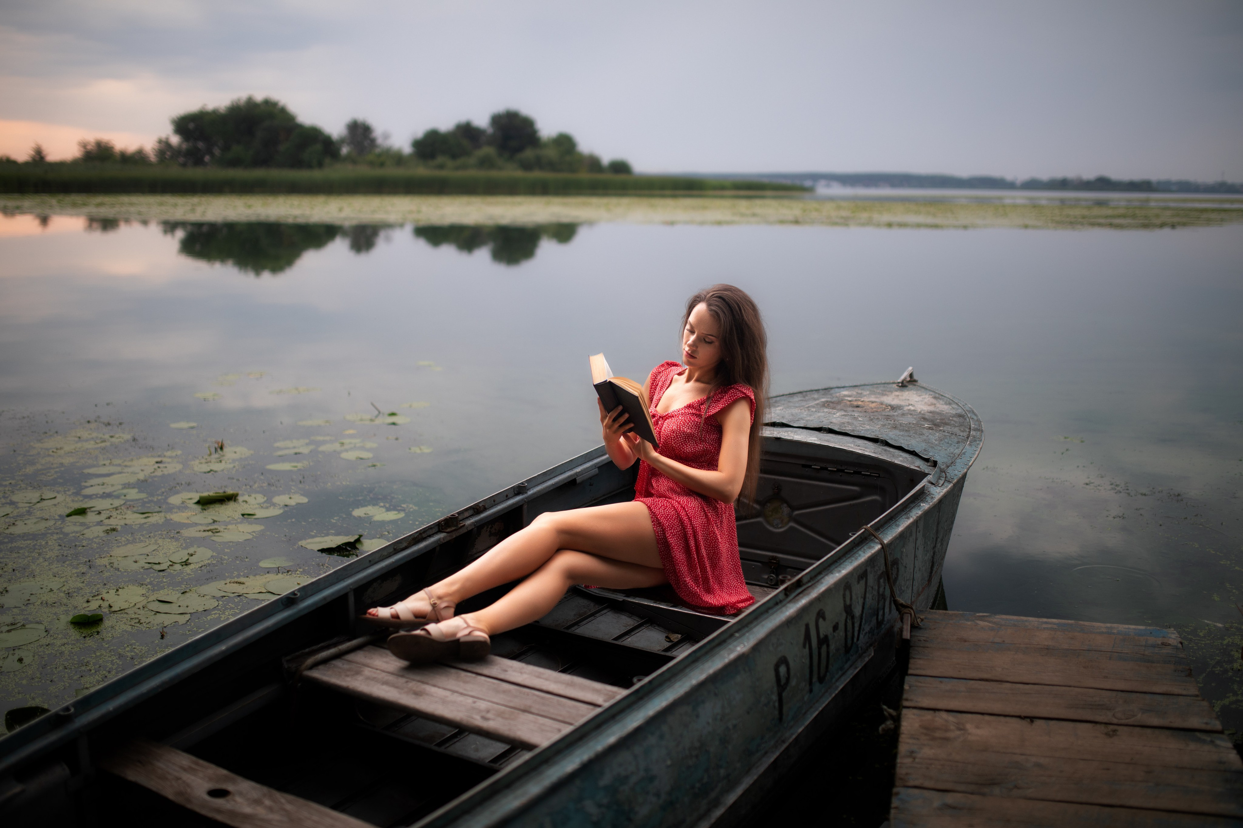 Съемка с Екатериной на рассвете на берегу реки