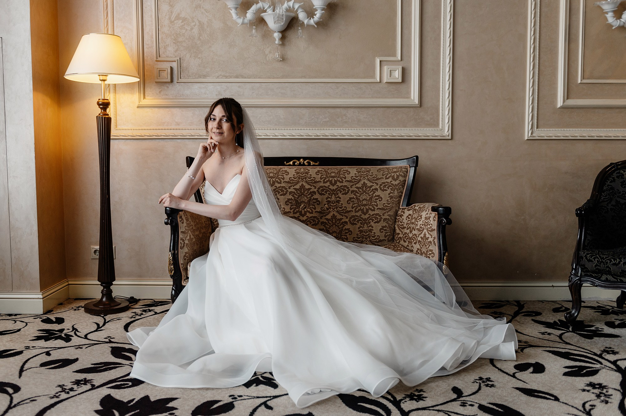 Невеста сидит на диване в отеле Милан.