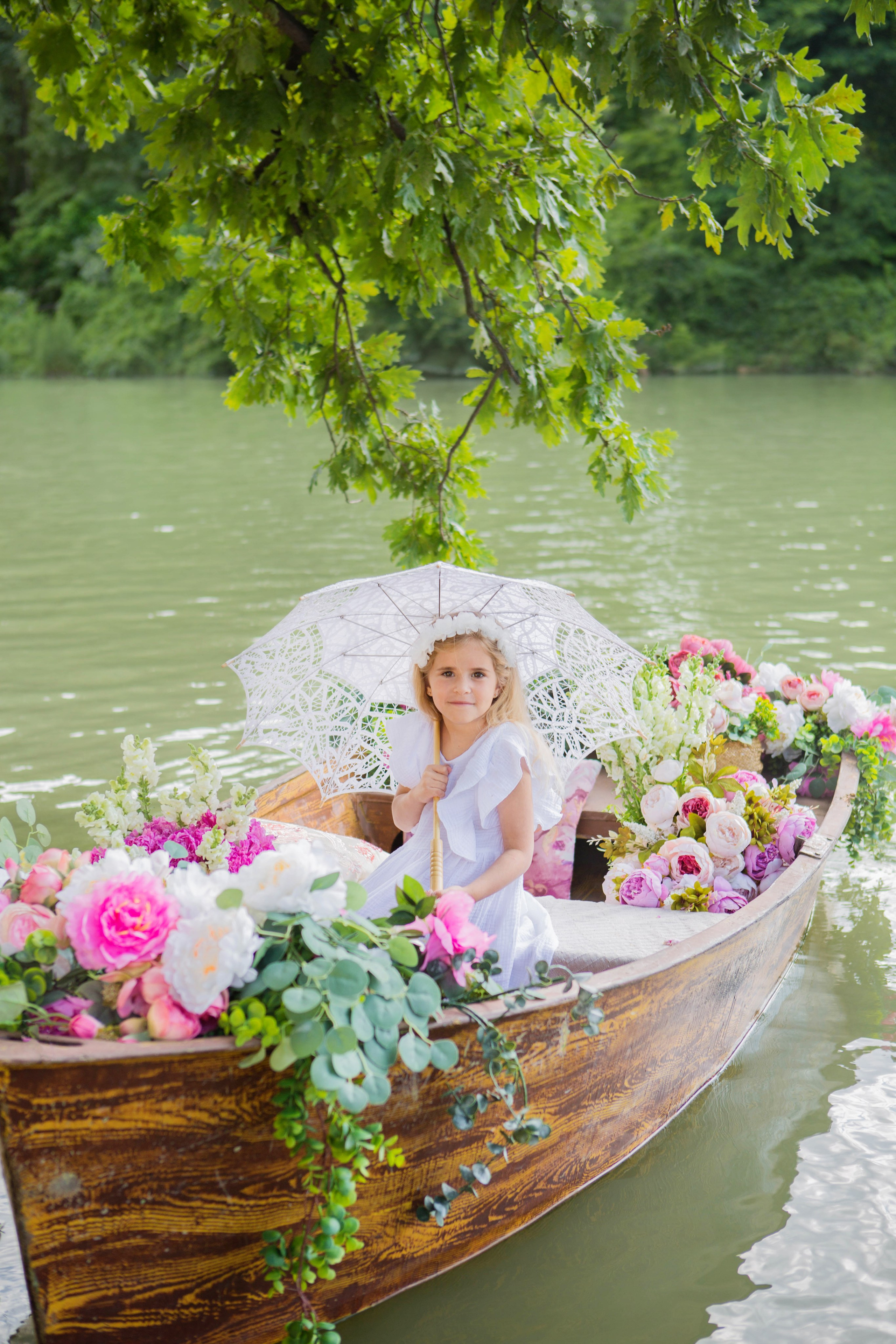 Лодка с пионами. Свадебный семейный и детский фотограф в Краснодаре Карина Федоровская