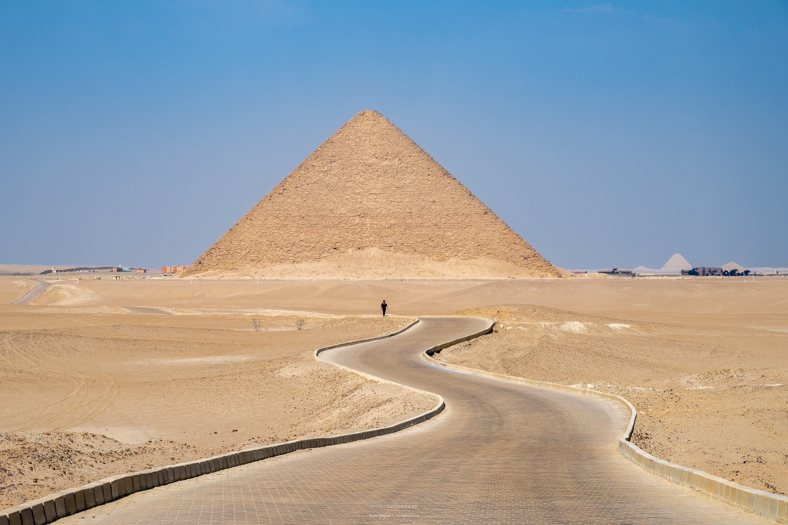 красная пирамида