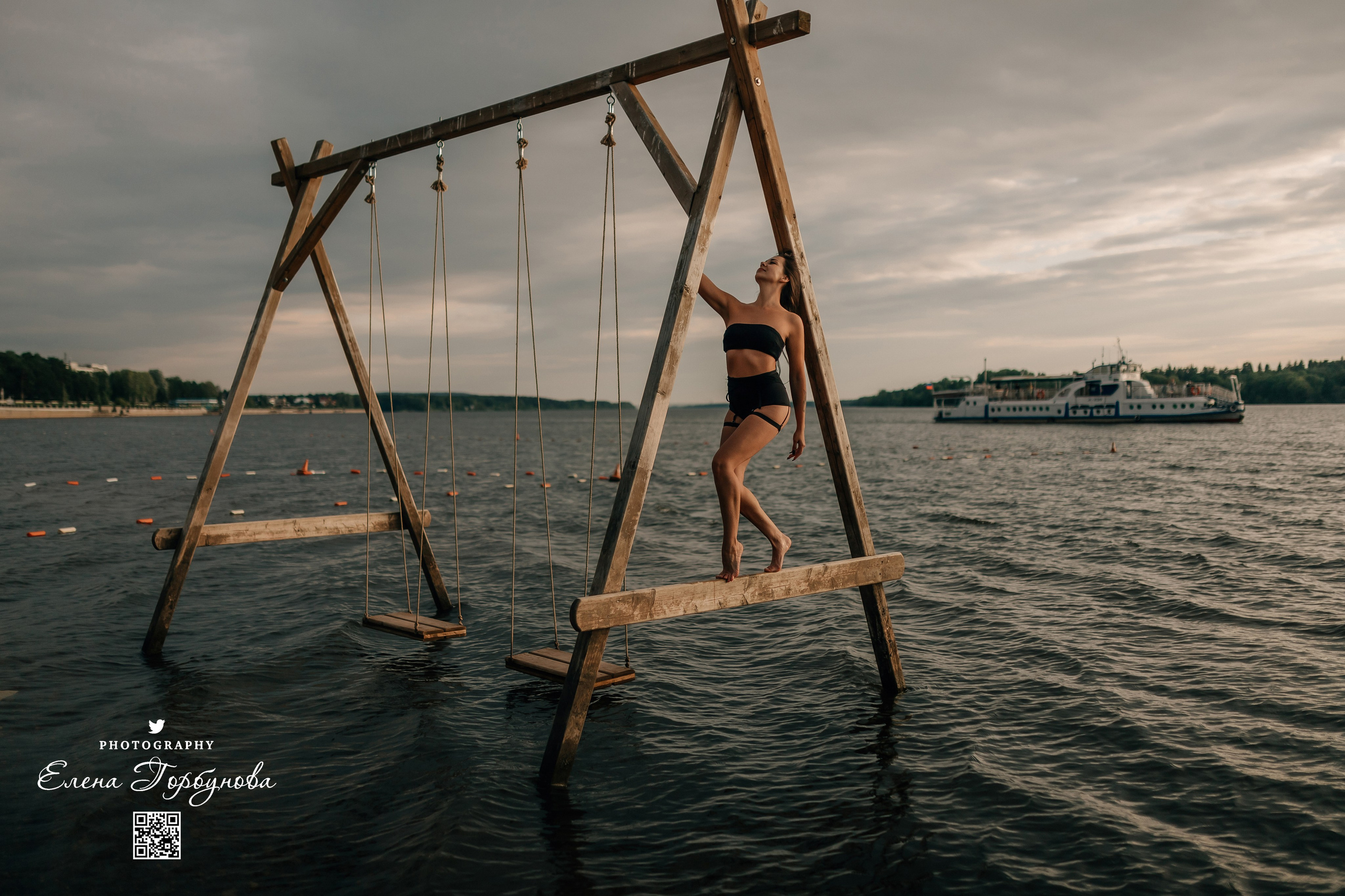 Черная серия с тканью. Набережная. Александра и Таисия. Июль 2025 г. Фотограф Пермь. Свадьбы. Семья и дети, школа, д. сад. Фотокниги