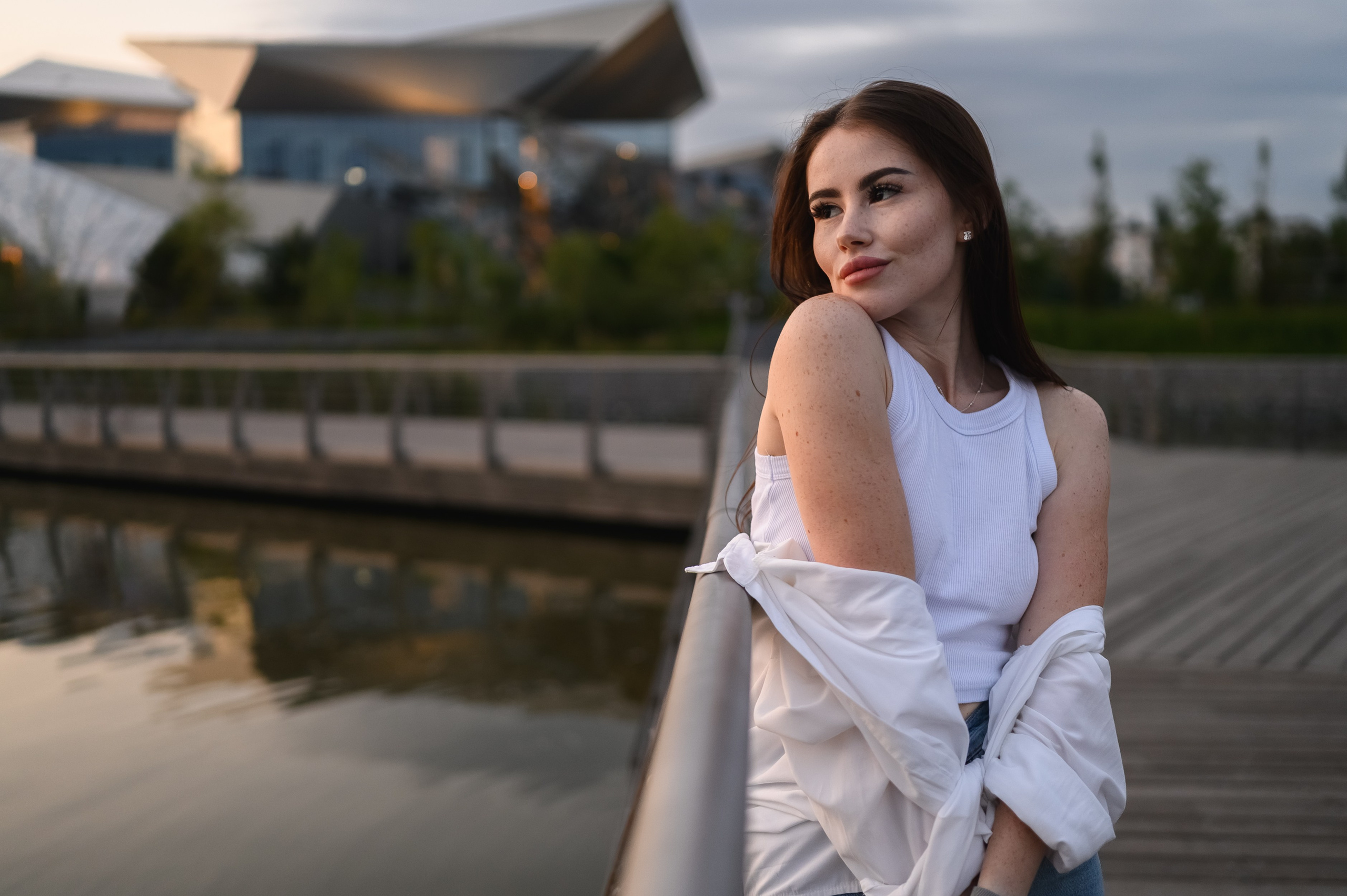 Фото у нового здания театра Камала — отражения в стекле и мягкий свет заката