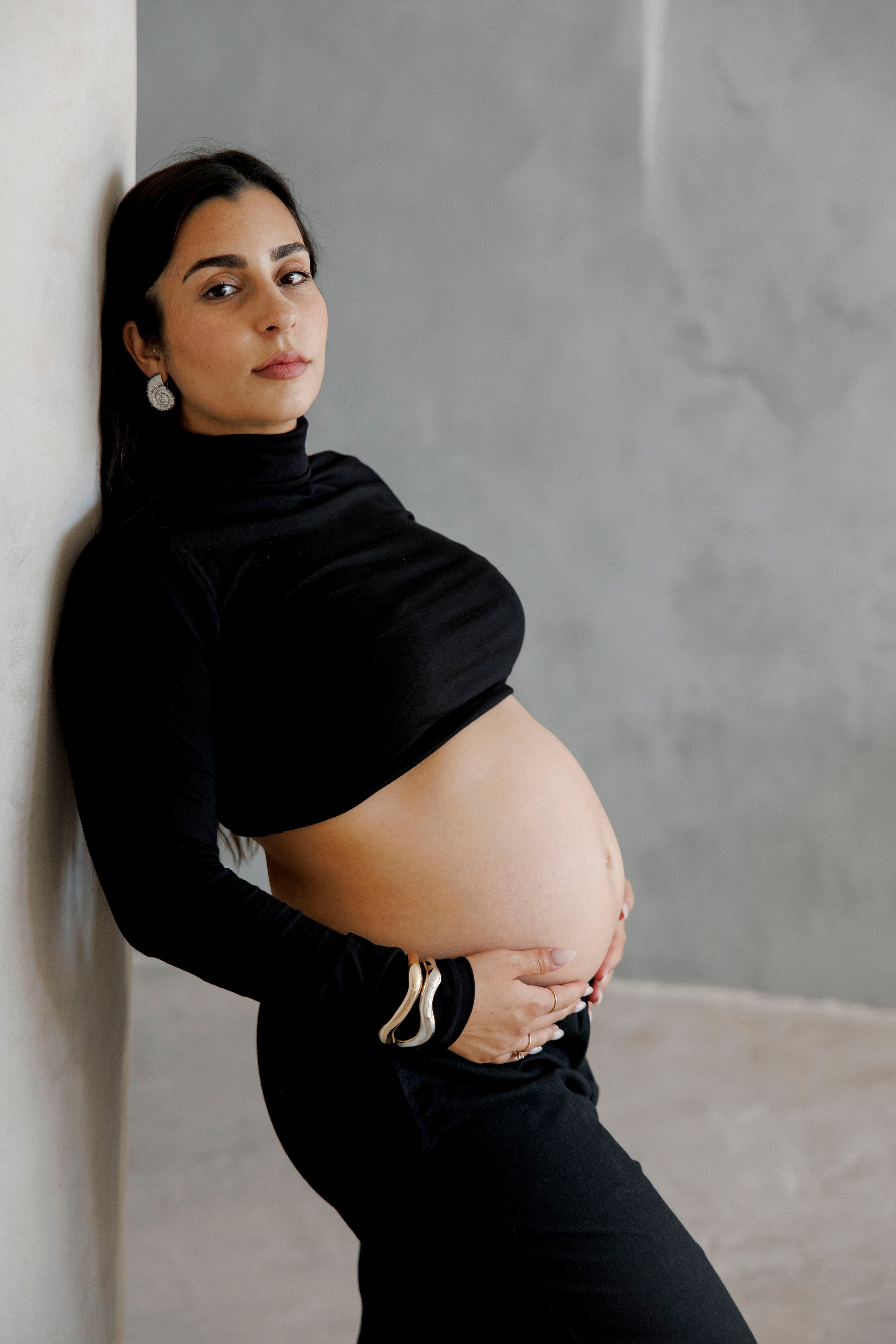 Pregnancy photoshoot inside the Grey Studio. Главная