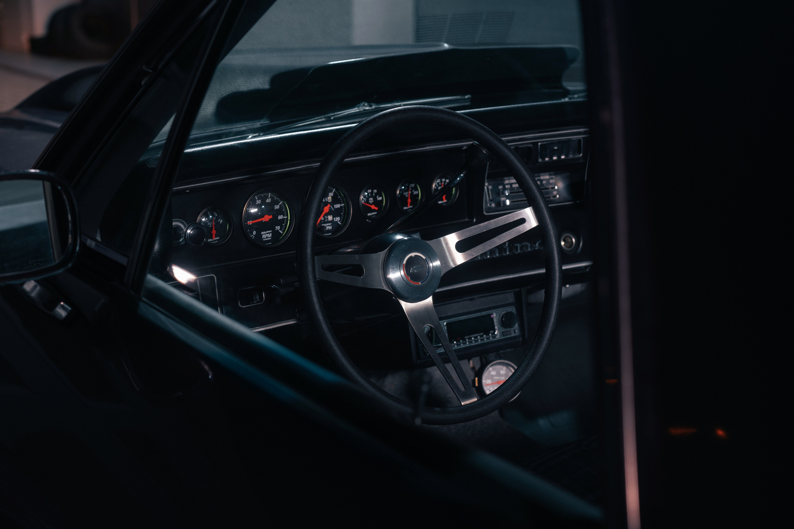 приборная панель старого американского автомобиля 