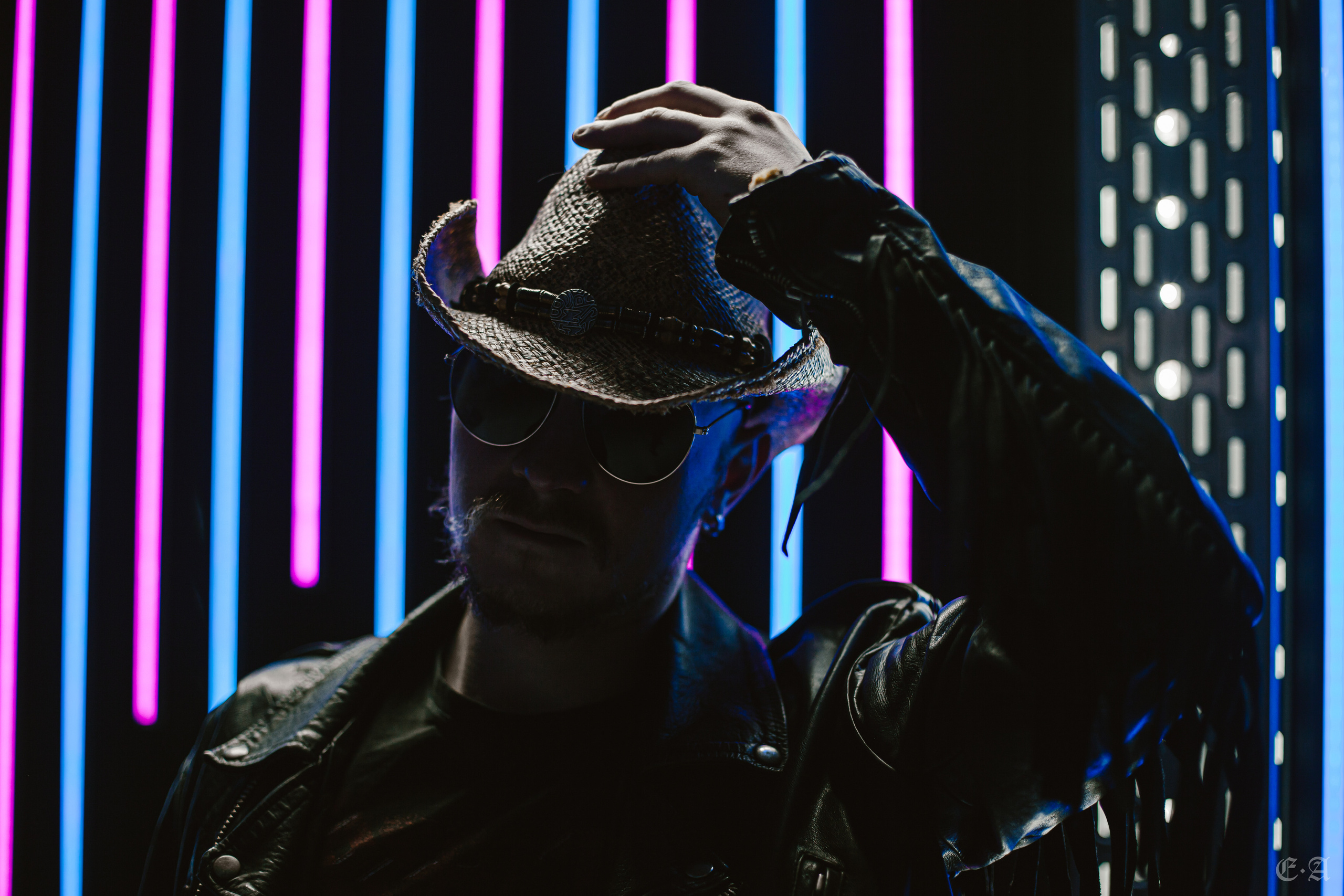 Retrowave «Ворон». Фотограф Ellairen