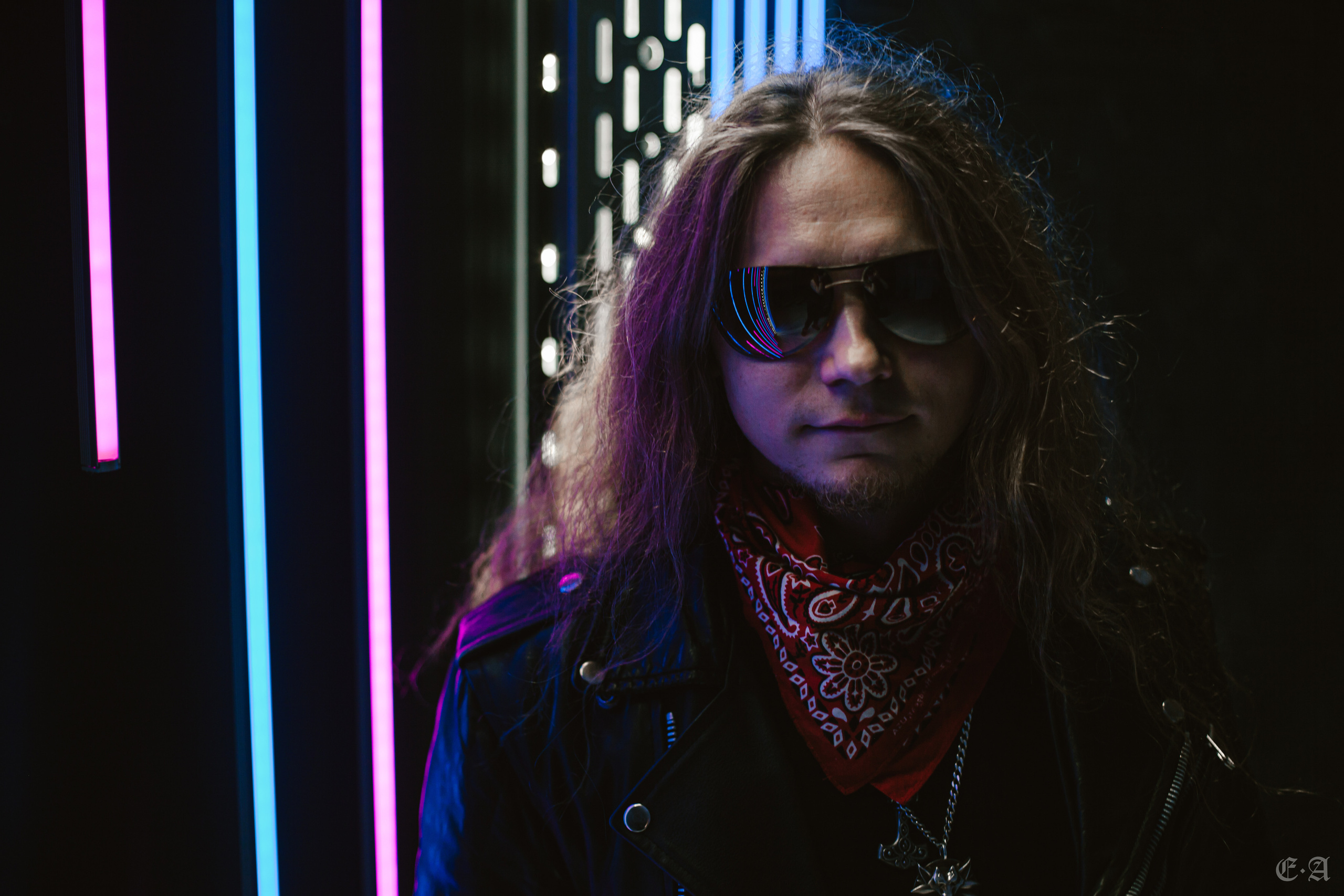Retrowave «Ворон». Фотограф Ellairen
