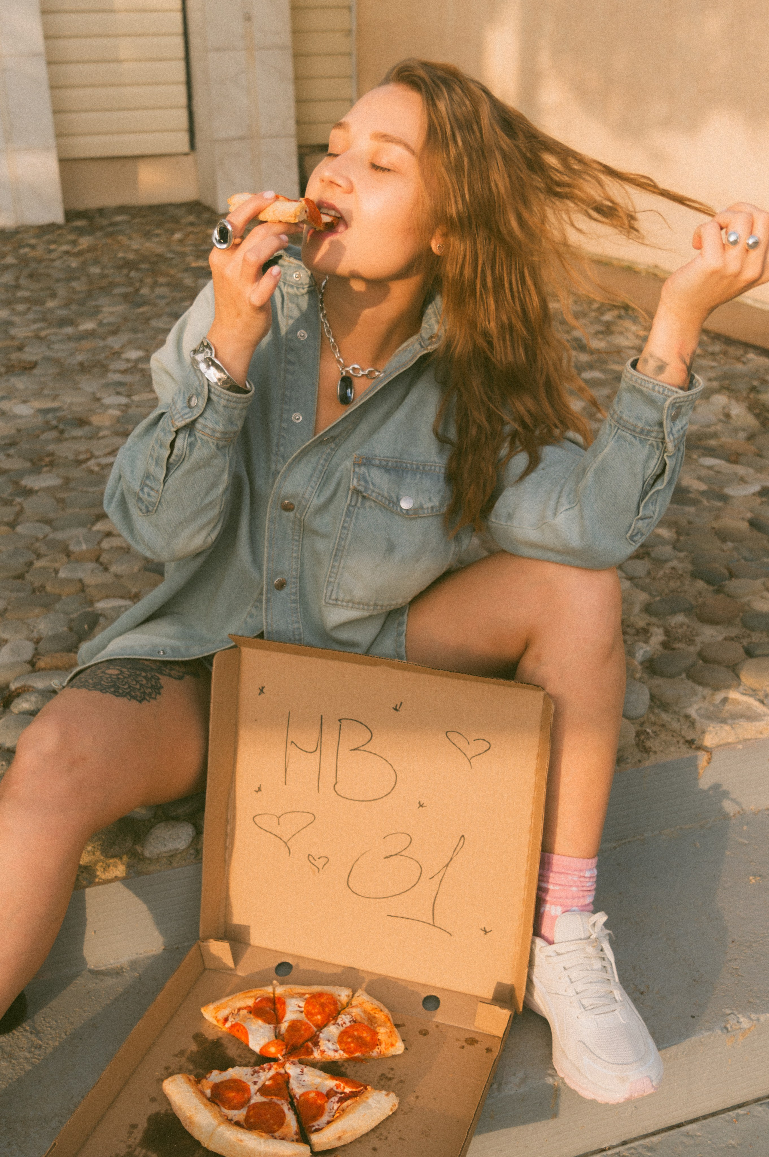 Фотосессия с собакой ко дню рождения. Таня и Ева. Портретный и лавстори фотограф в Стерлитамаке Альбина Шарт