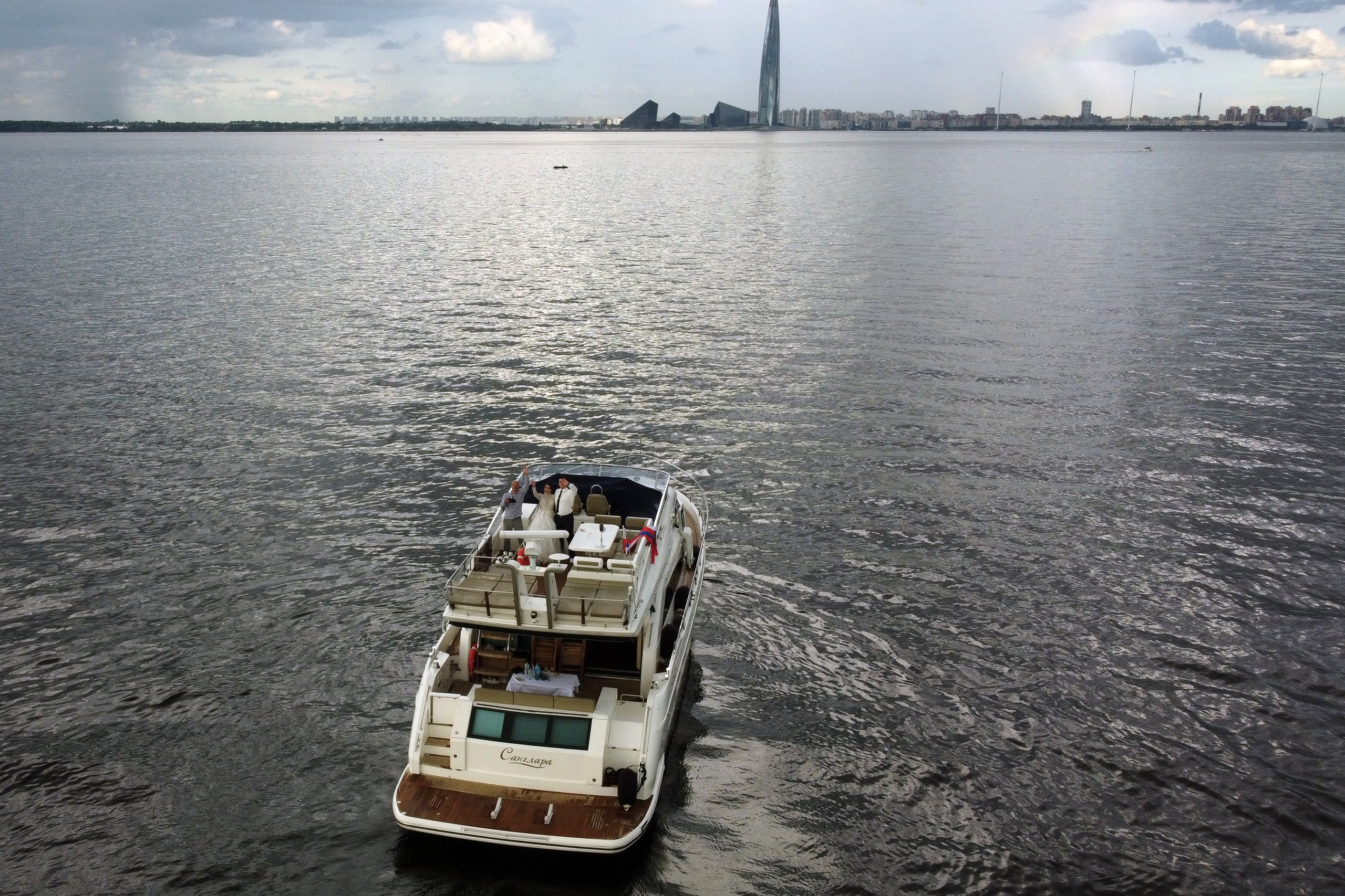 Свадебная фотосессия в Эрмитаже и на катере. Свадебный фотограф Александр Невский в Санкт-Петербурге
