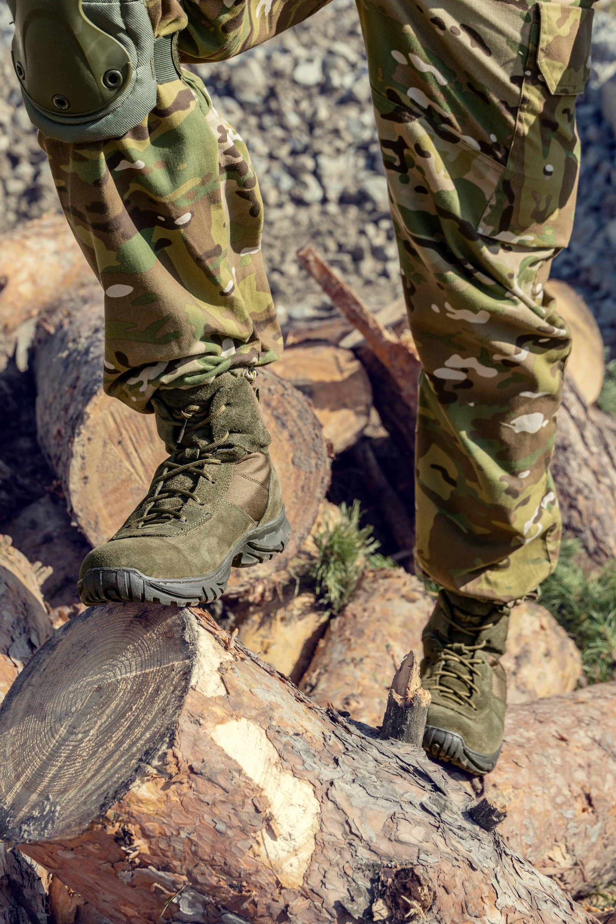 Мужчина в берцах с камуфляжным принтом в движении | Съемка для каталога