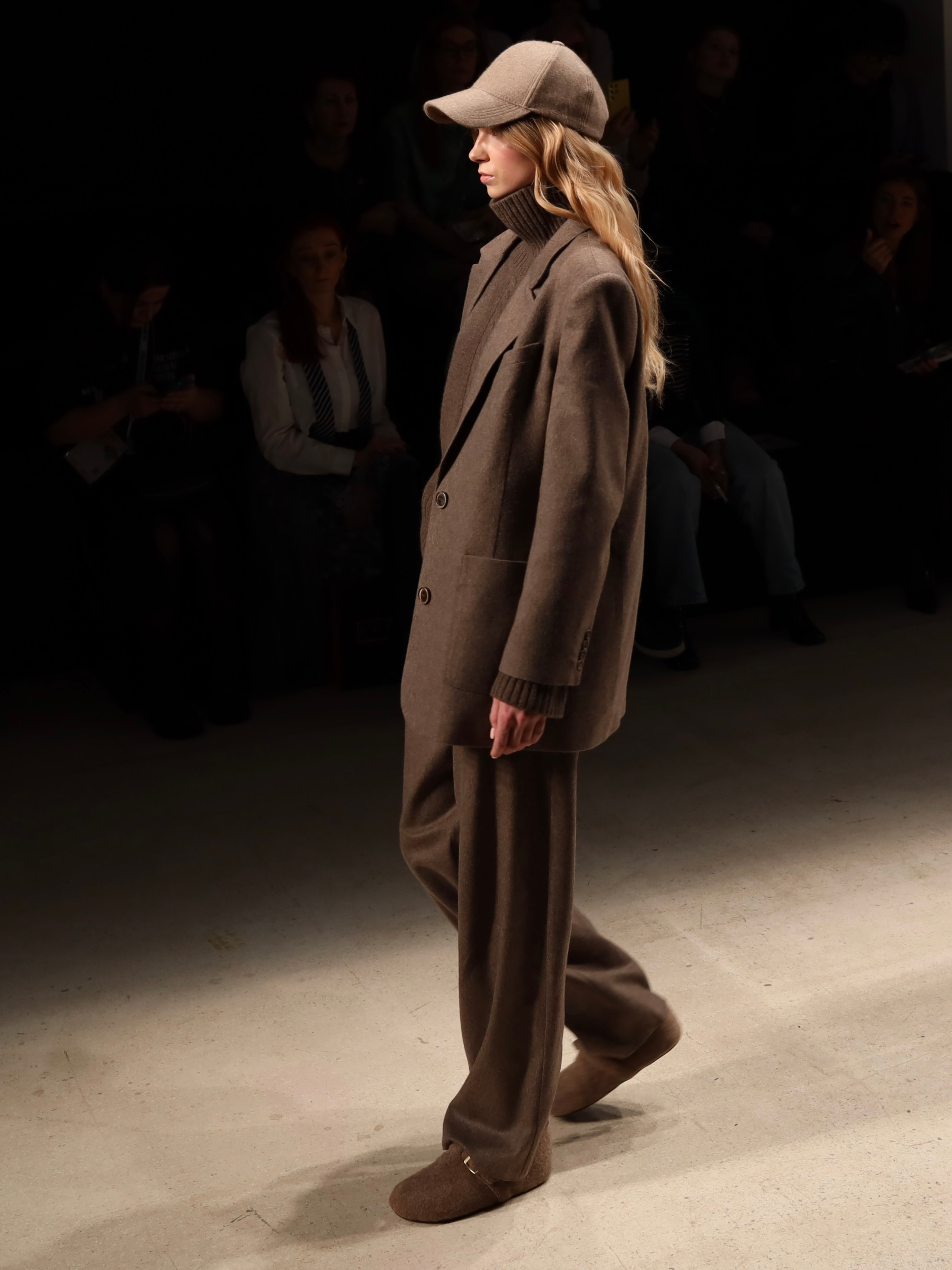 Показ Alpe Cashmere (Москва) — Московская неделя моды 13 марта 2025. Фотосессии и репортаж — Фотограф в Москве — Рина Серёгина