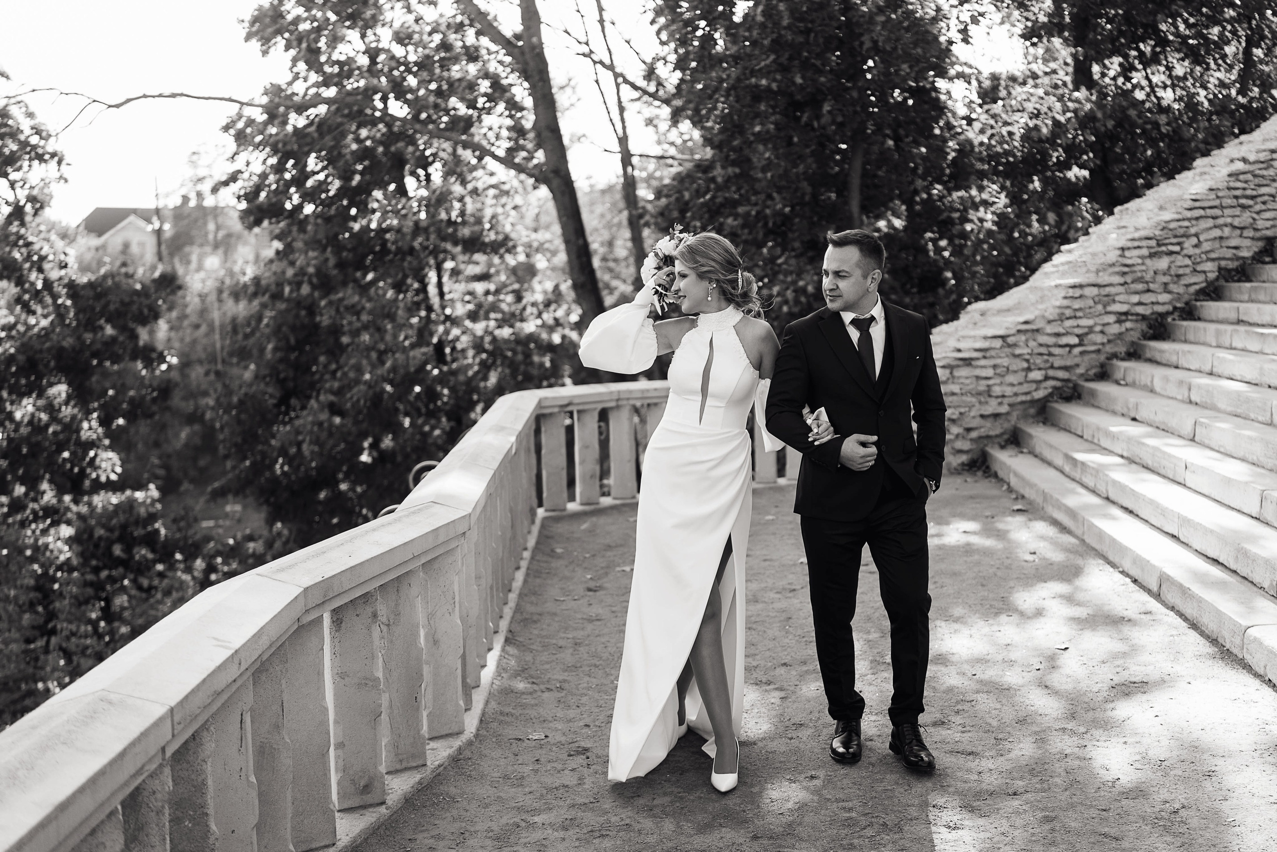 Жених и невеста идут на фотографа во дворце Ольденбургских в Воронеже