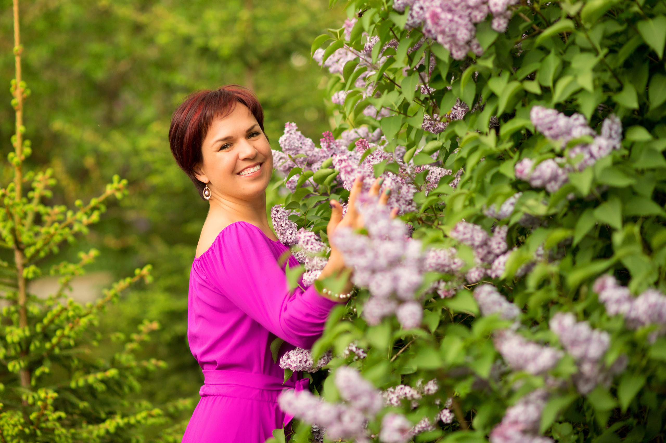 Красивая девушка в сирени фотограф Галина Шарапова