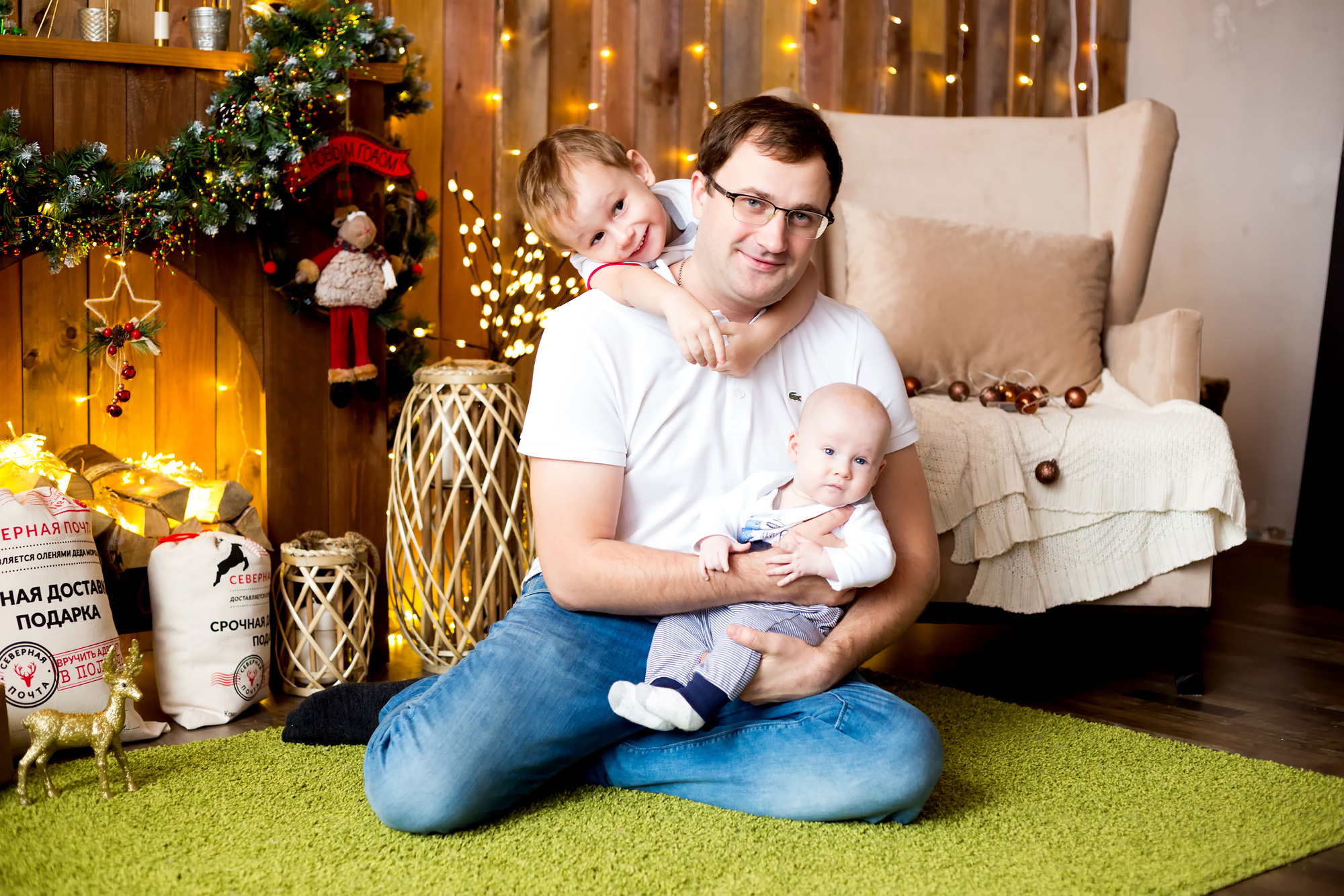 Папа и малыш в студии фотограф Галина Шарапова