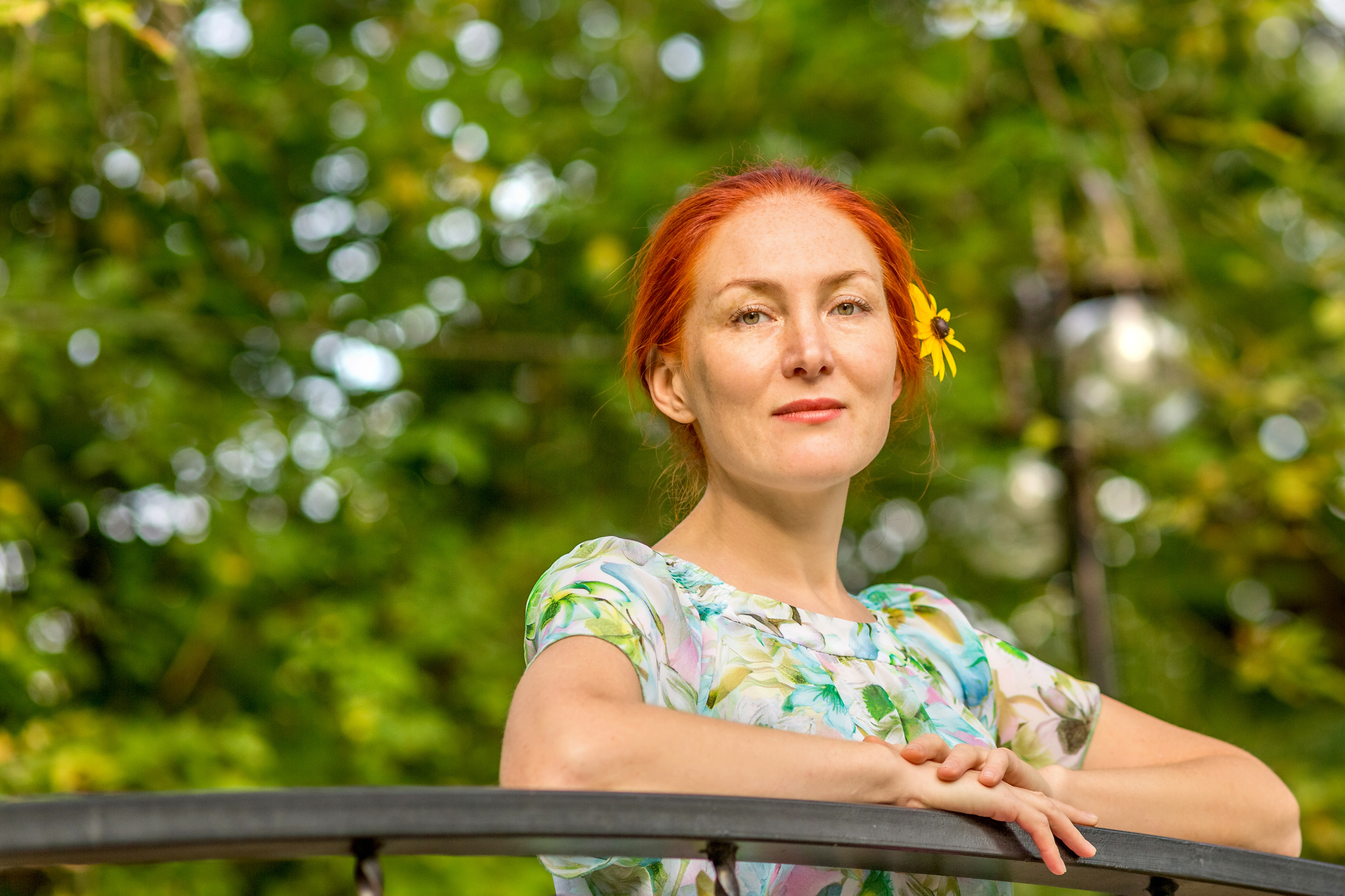 Красивая девушка в зелени фотограф Галина Шарапова