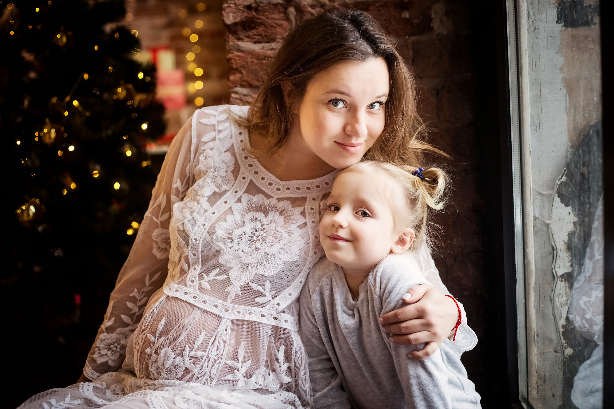 Беременная с дочкой