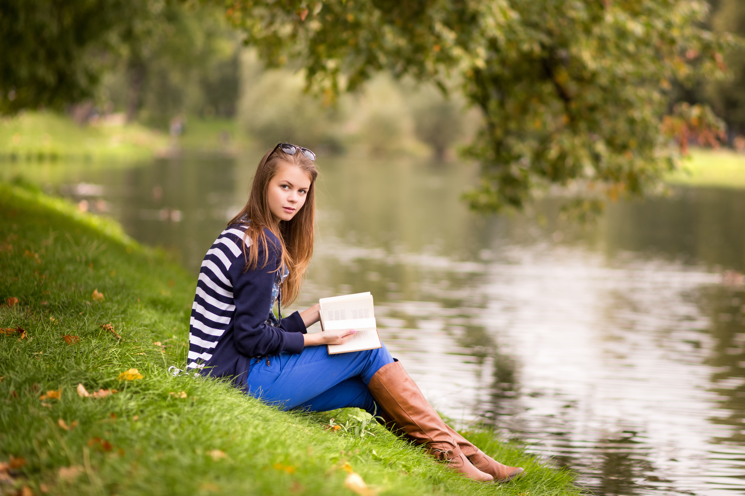 Девушка читает книгу у озера фотограф Галина Шарапова