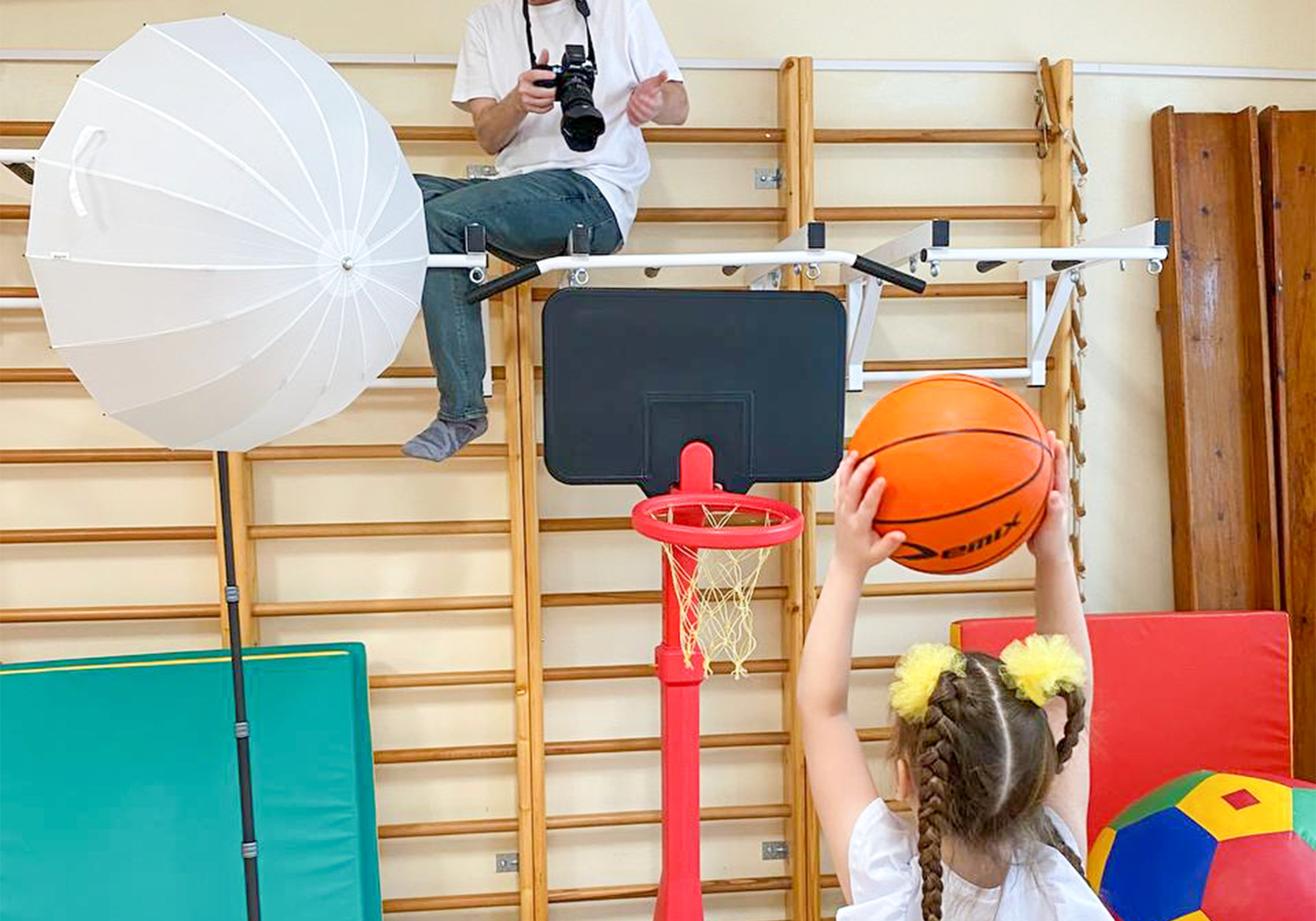 Бэкстейдж фотографии девочки в спортзале