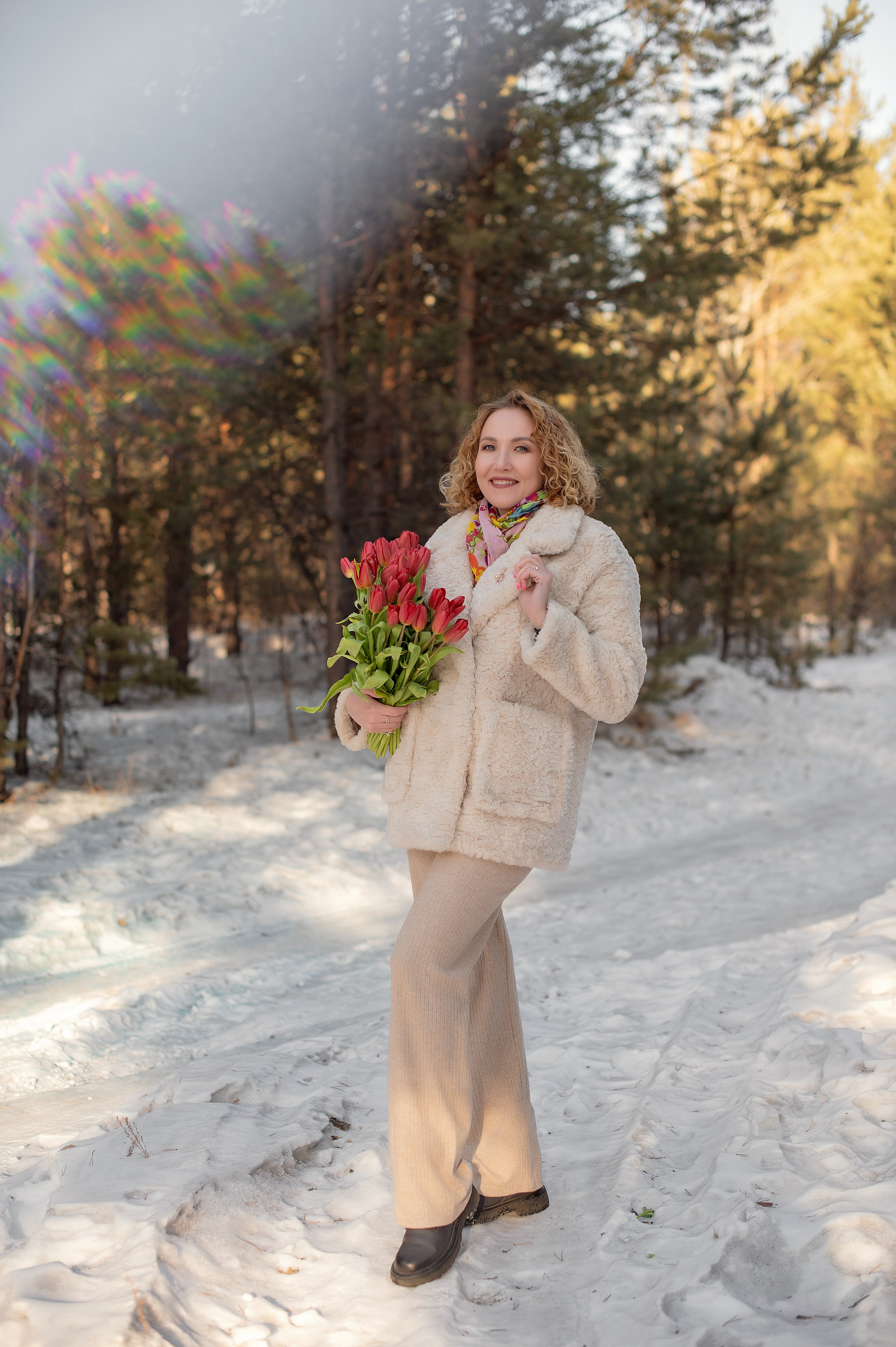 Ира тюльпаны в снегу. Фотограф Виктория Воронина