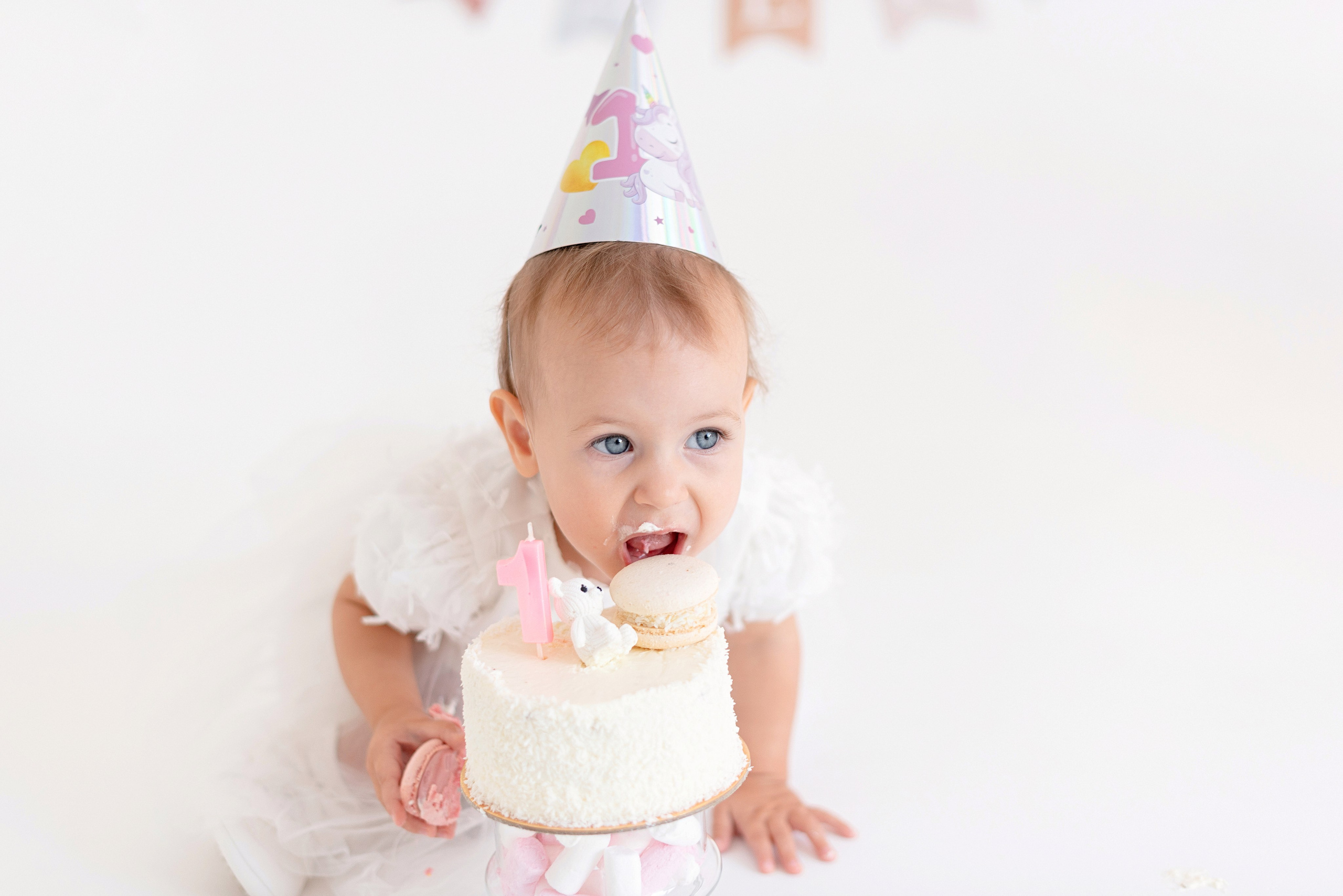 Фотосессия дня рождения малыша в студии, торт, воздушные шары, мыльные пузыри, профессиональный фотограф в Сургуте и Нефтеюганске.