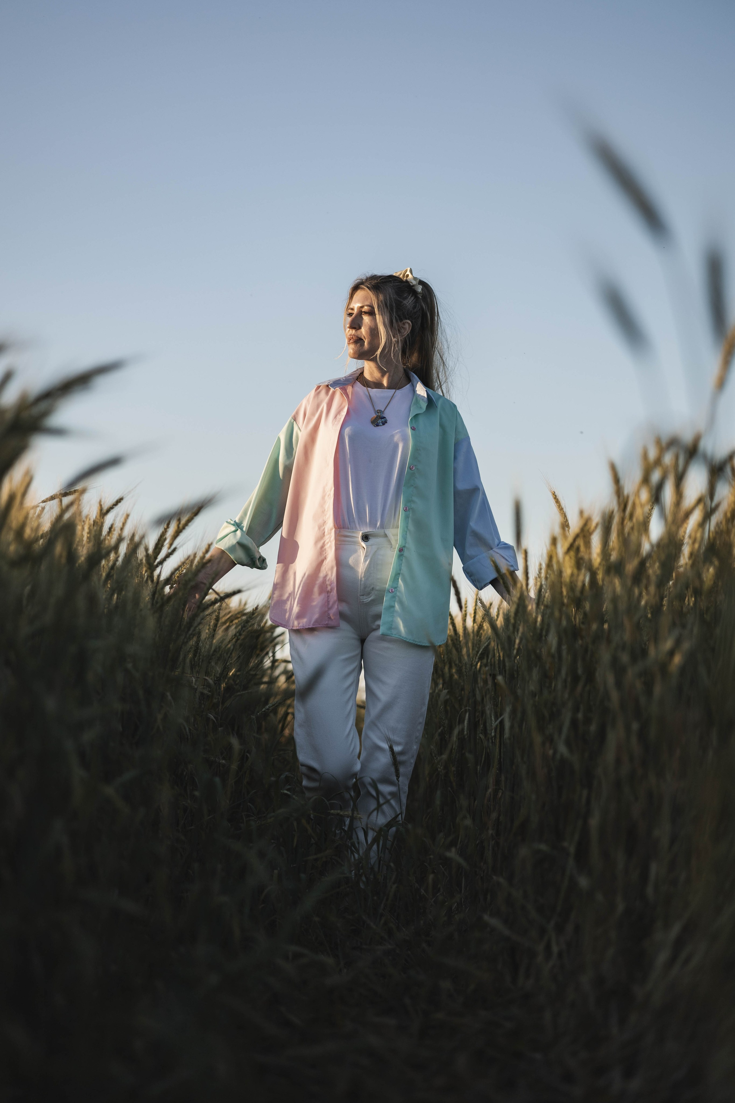 Внучка и бабуля прогулка на природе. Коммерческий фотограф