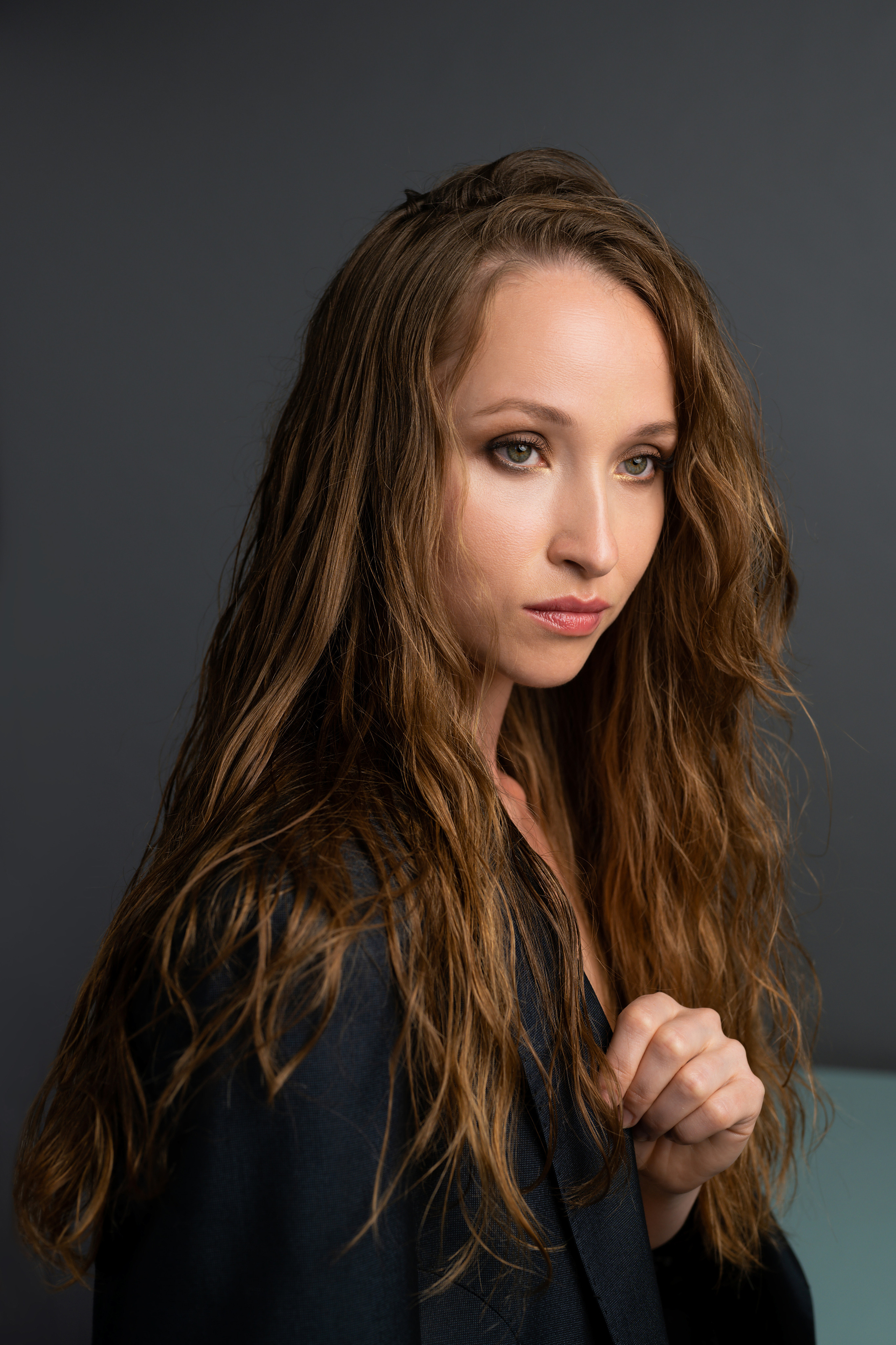 Студийная фотосъёмка девушки в мужском стиле