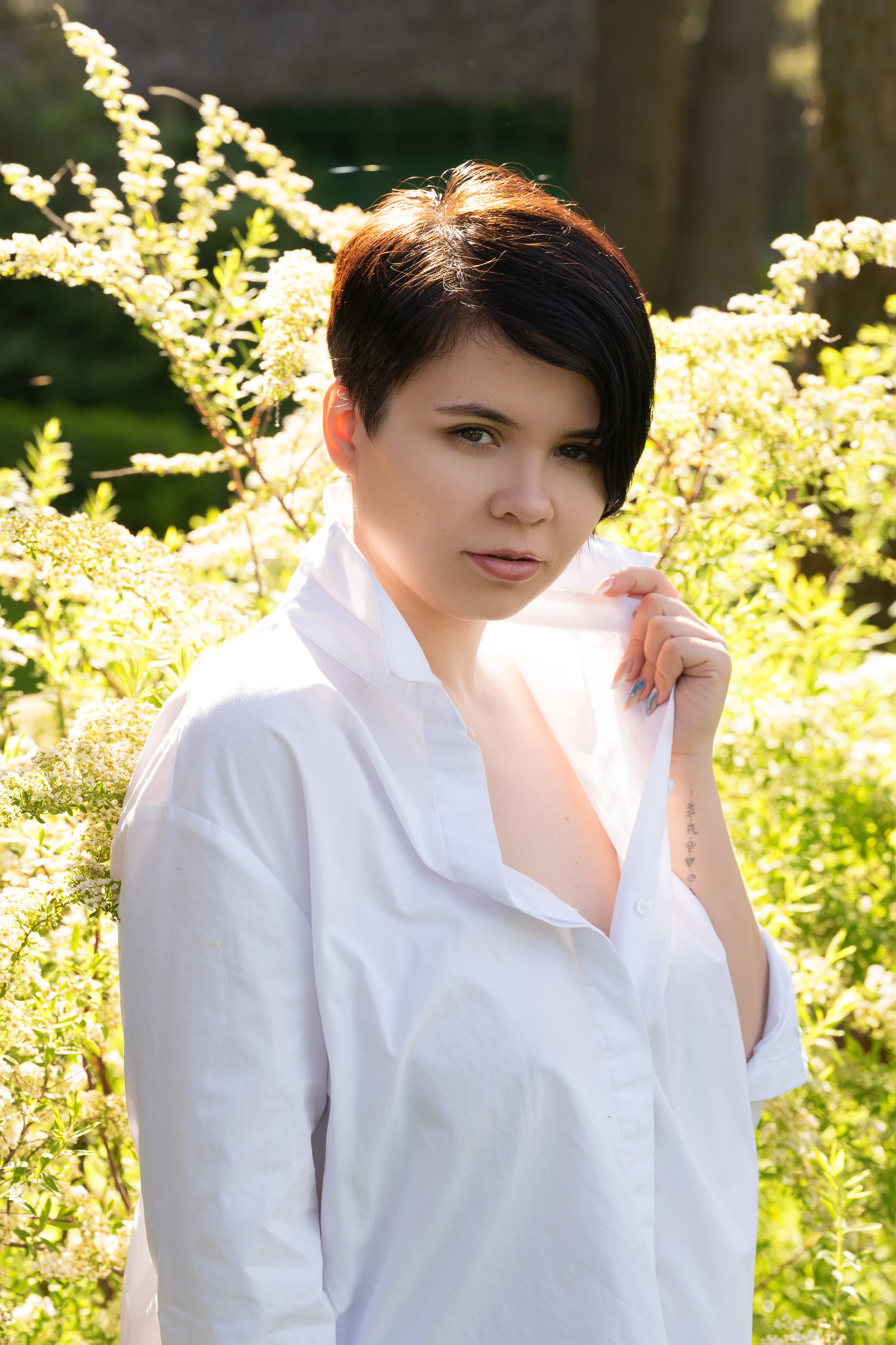 Фотосъёмка девушки на улице среди спирей