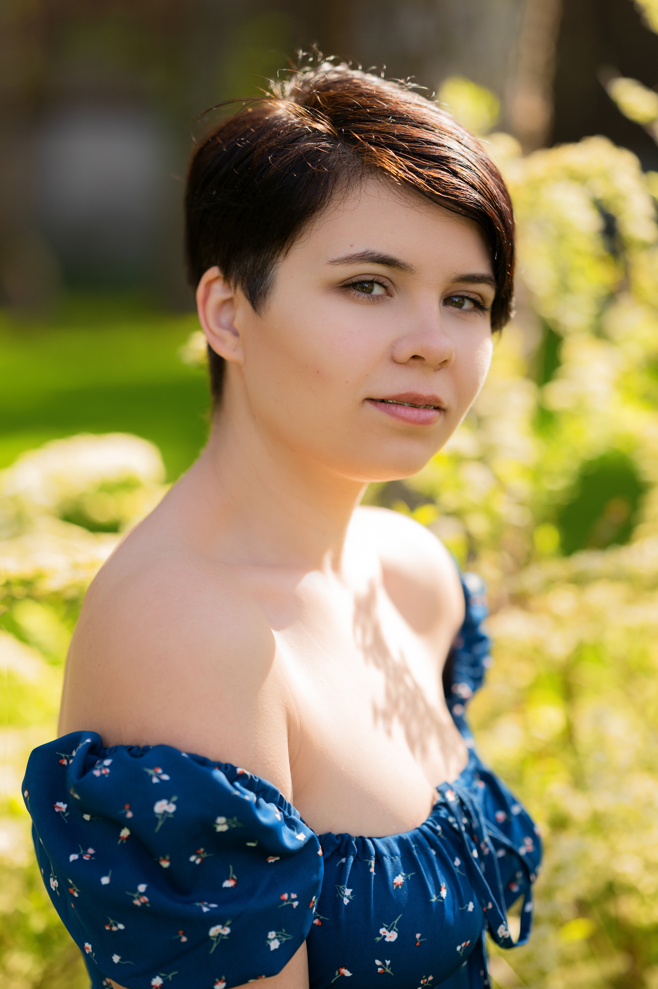 Фотосъёмка девушки на улице среди спирей