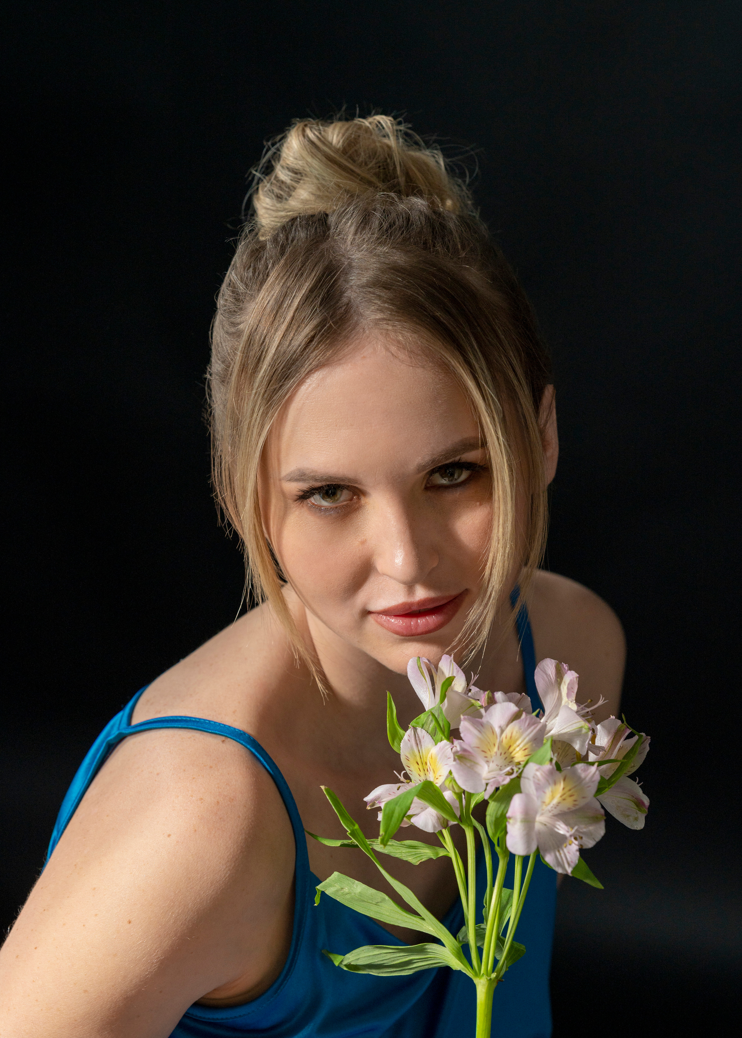 Студийная съёмка страстной девушки с цветком