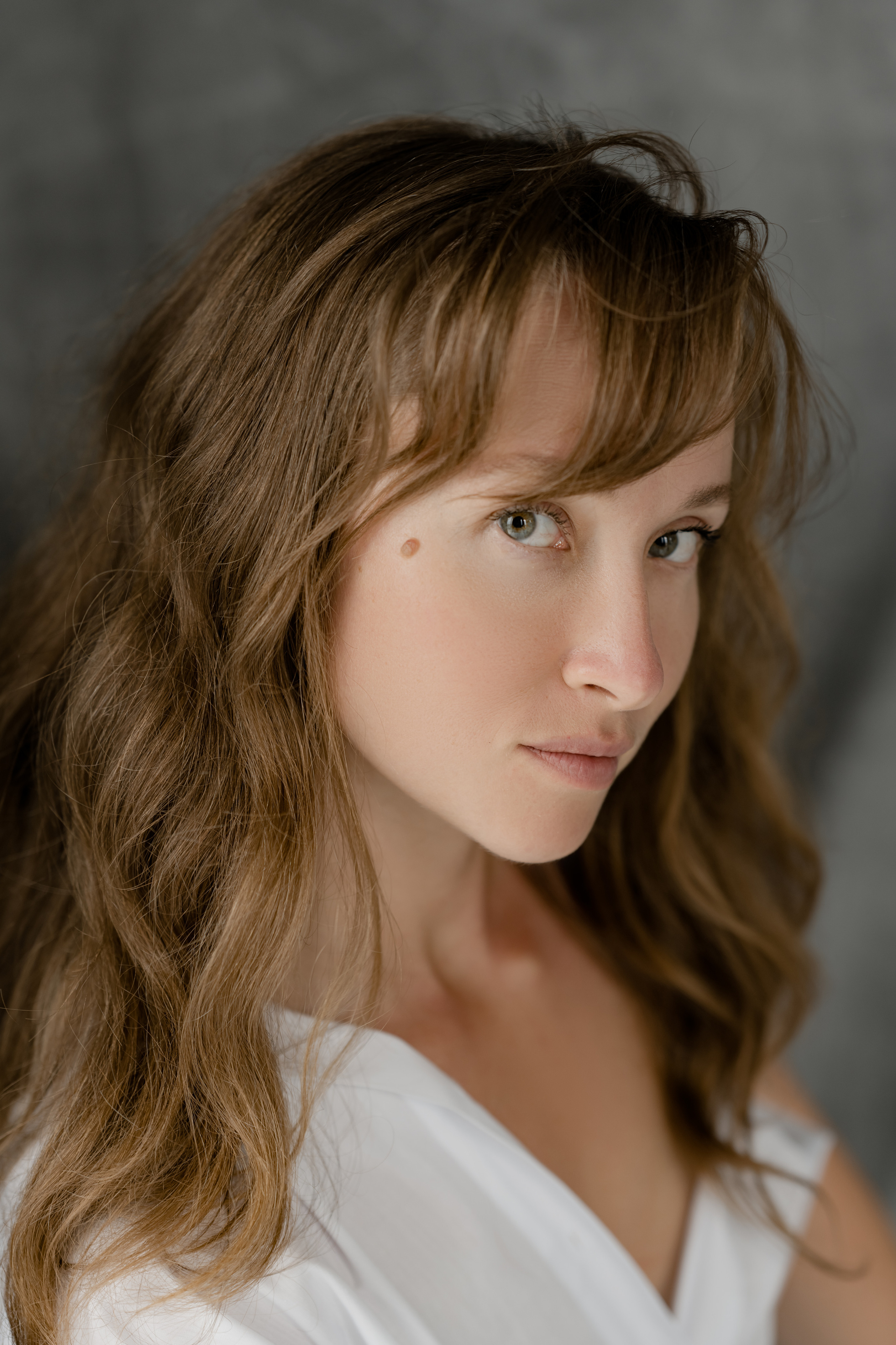 Студийная съёмка девушки в белой рубашке