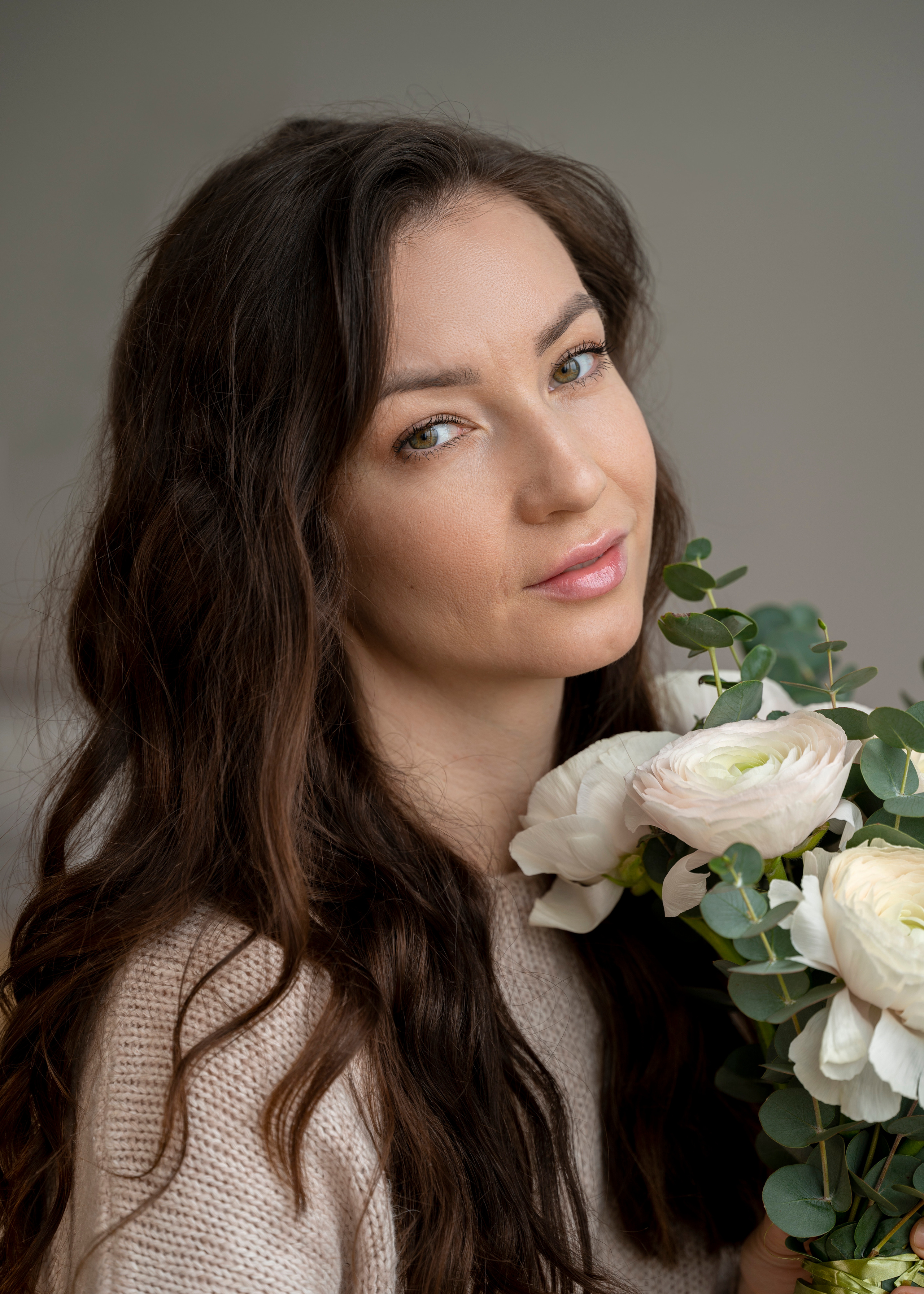 Студийная съёмка девушки с весенним букетом