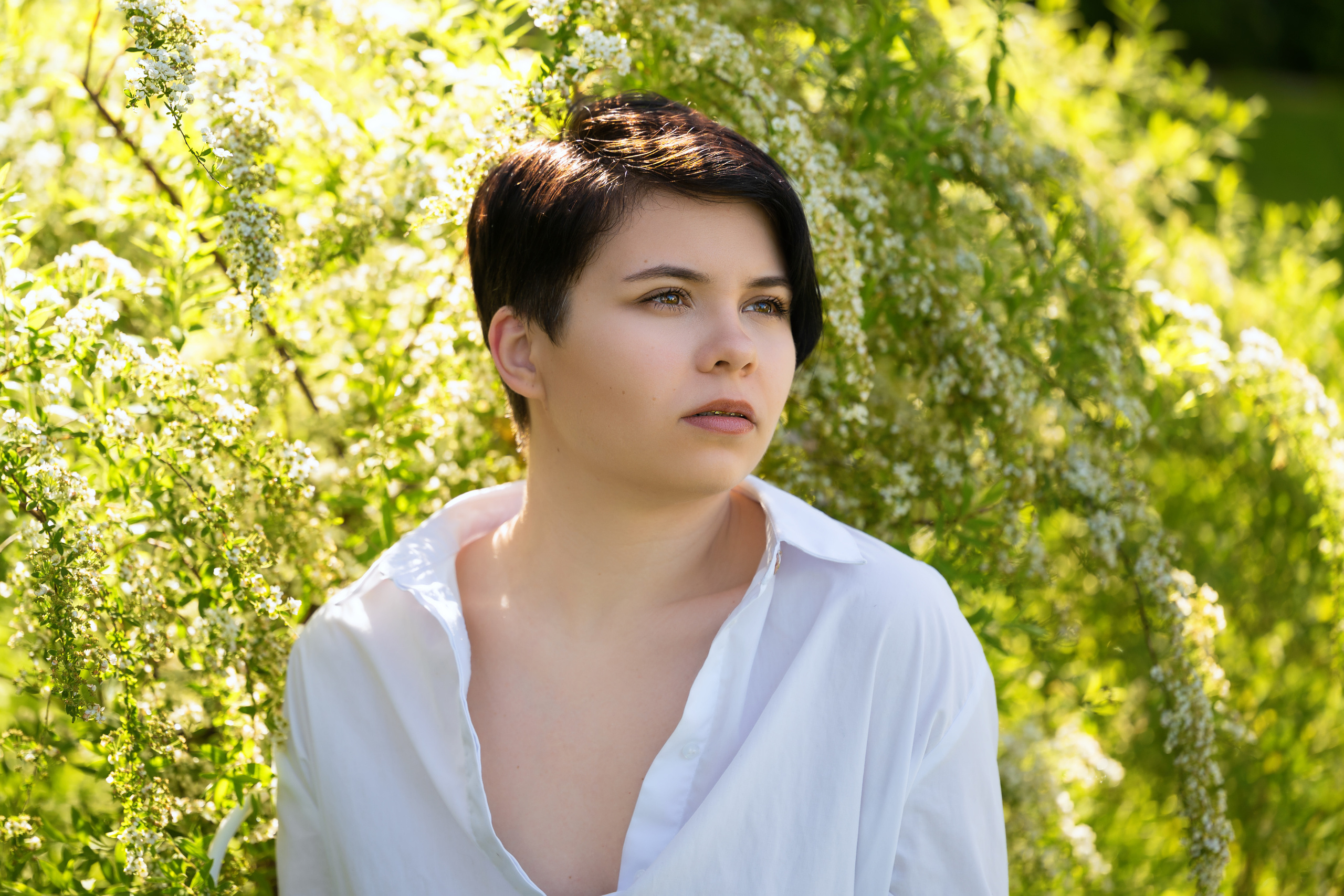 Фотосъёмка девушки на улице среди спирей