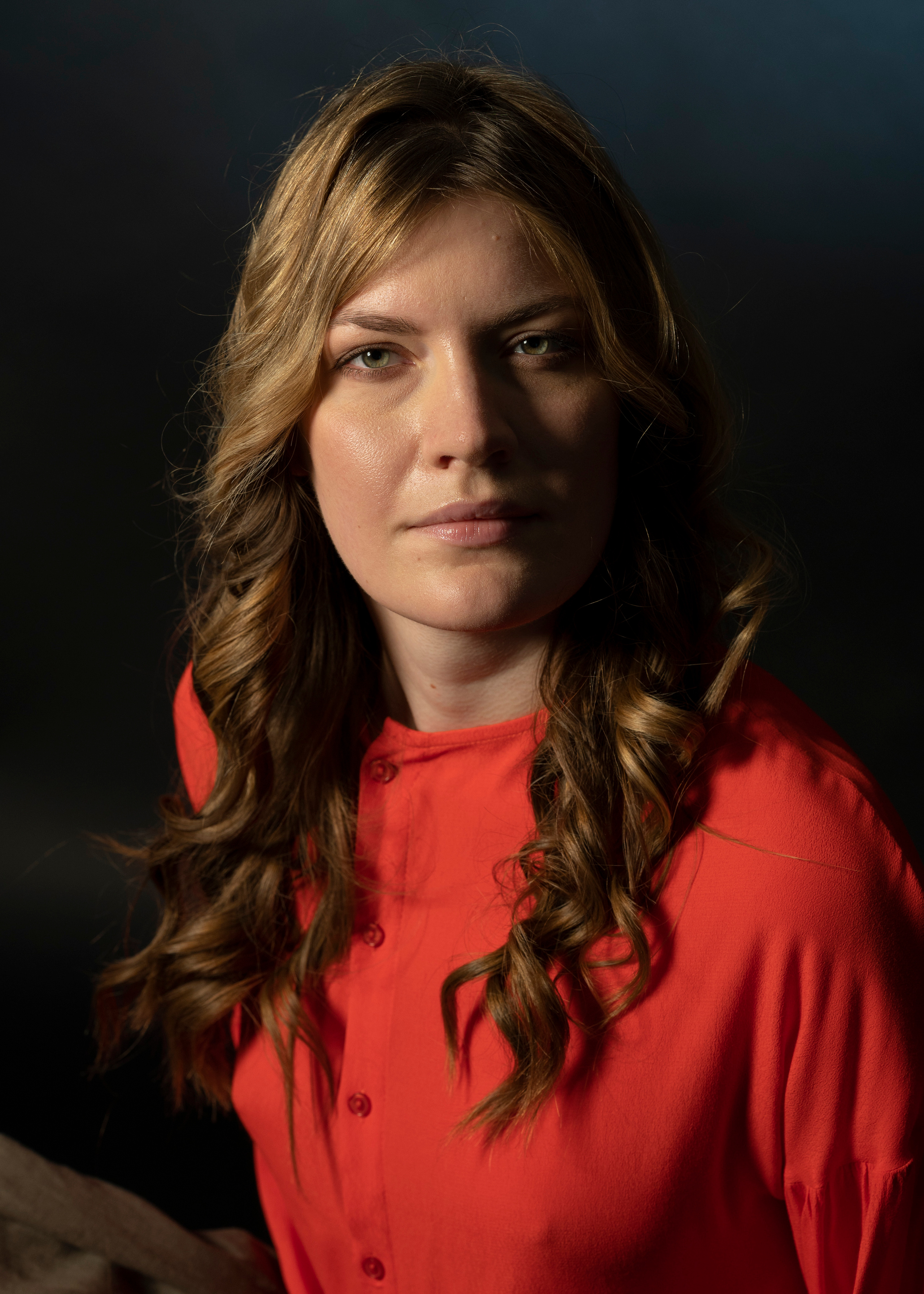 Портретная съёмка красивой девушки в красном в студии