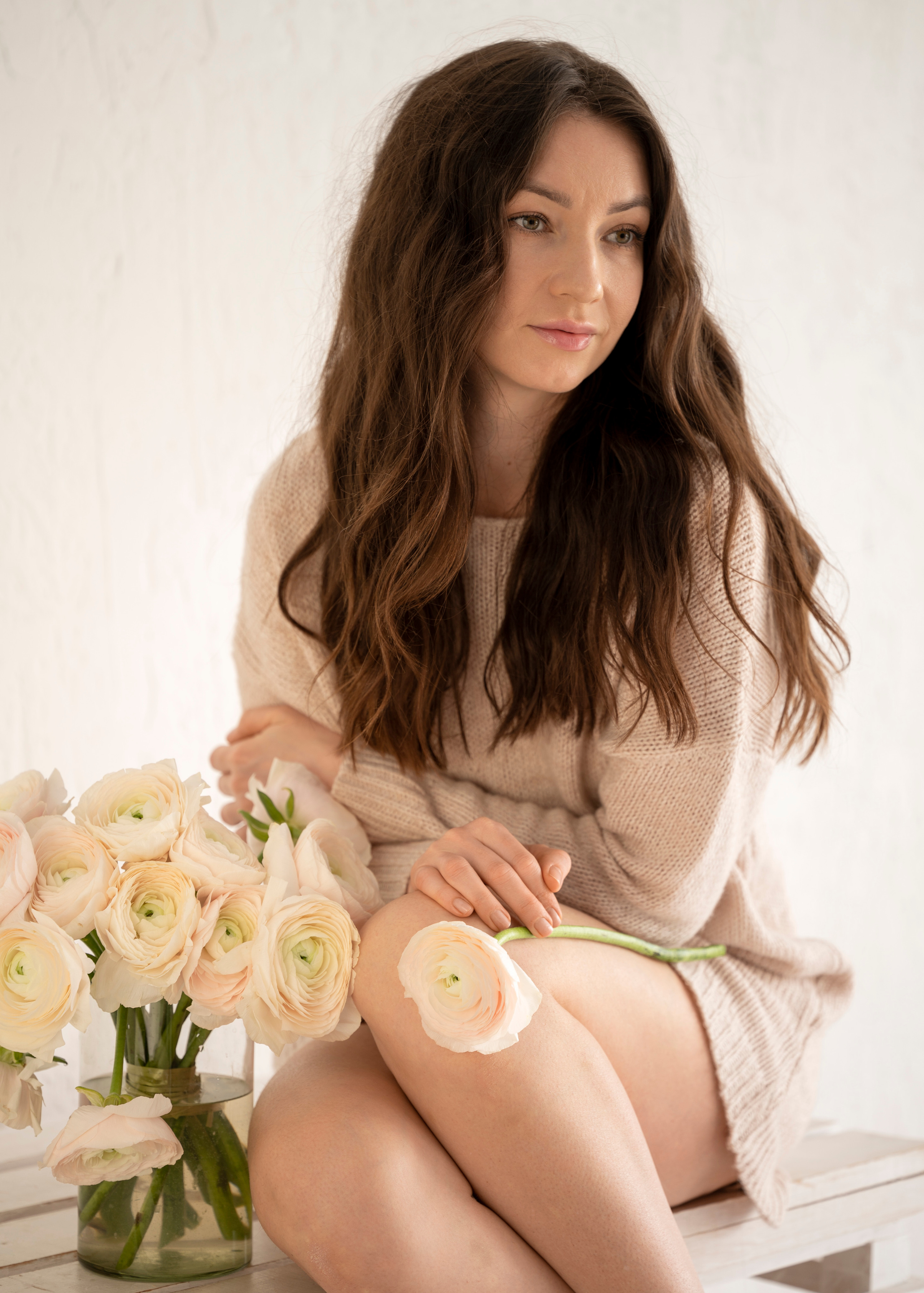 Студийная съёмка девушки  у окна при естественном весеннем свете