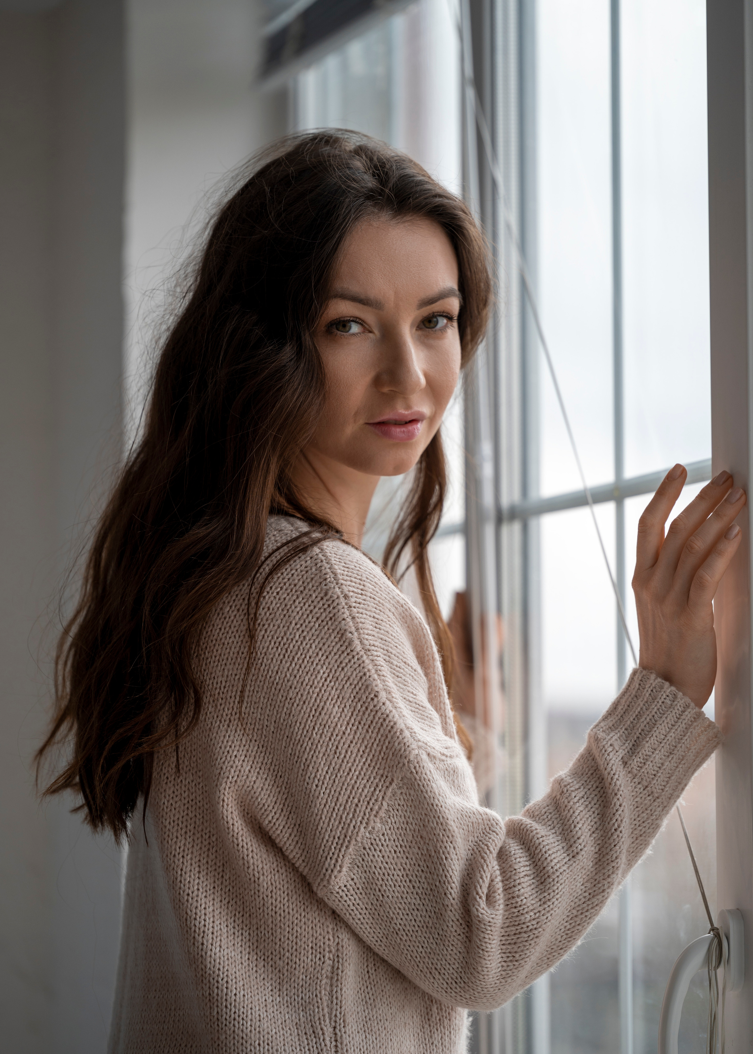 Студийная съёмка девушки  у окна при естественном весеннем свете