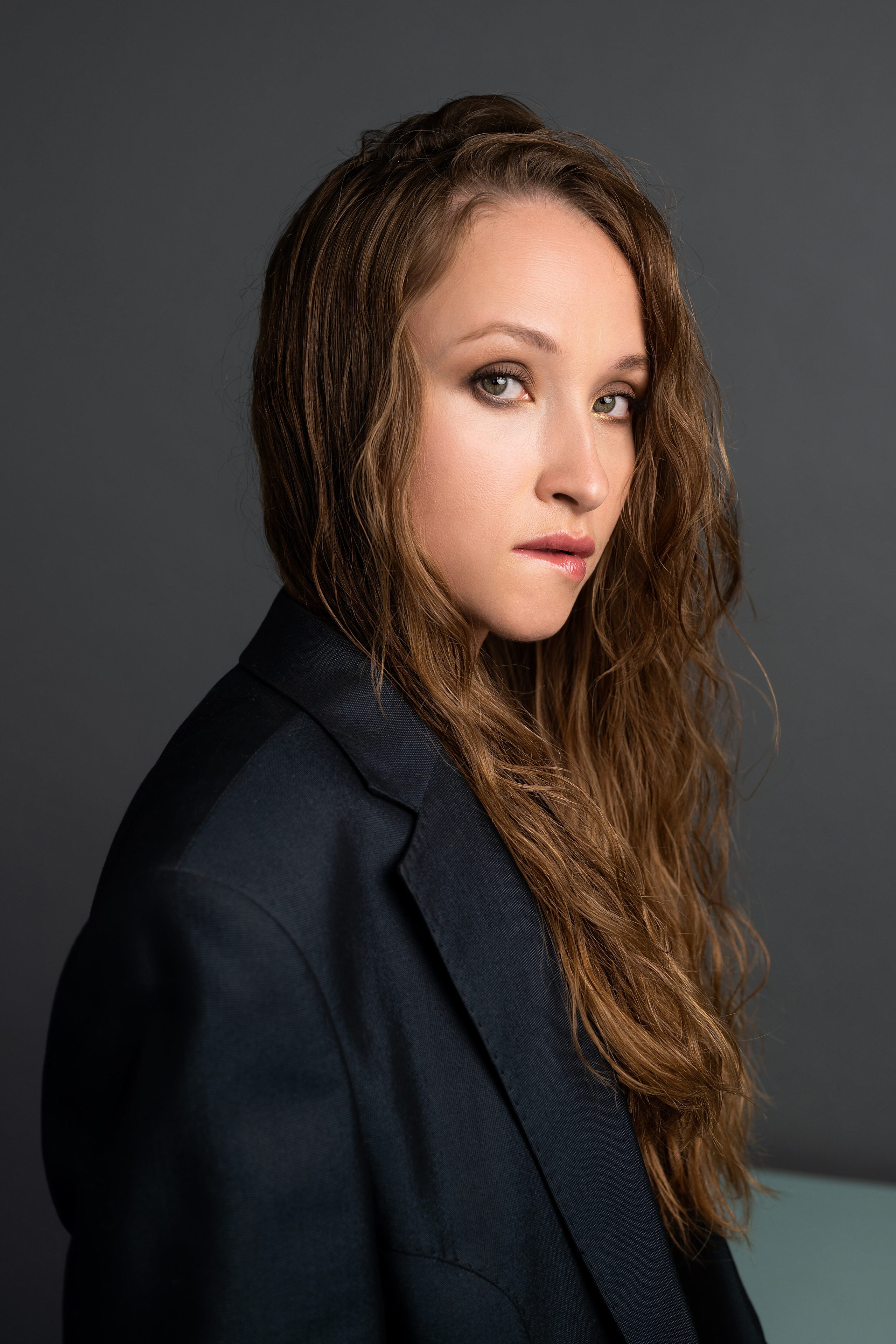 Студийная фотосъёмка девушки в мужском стиле