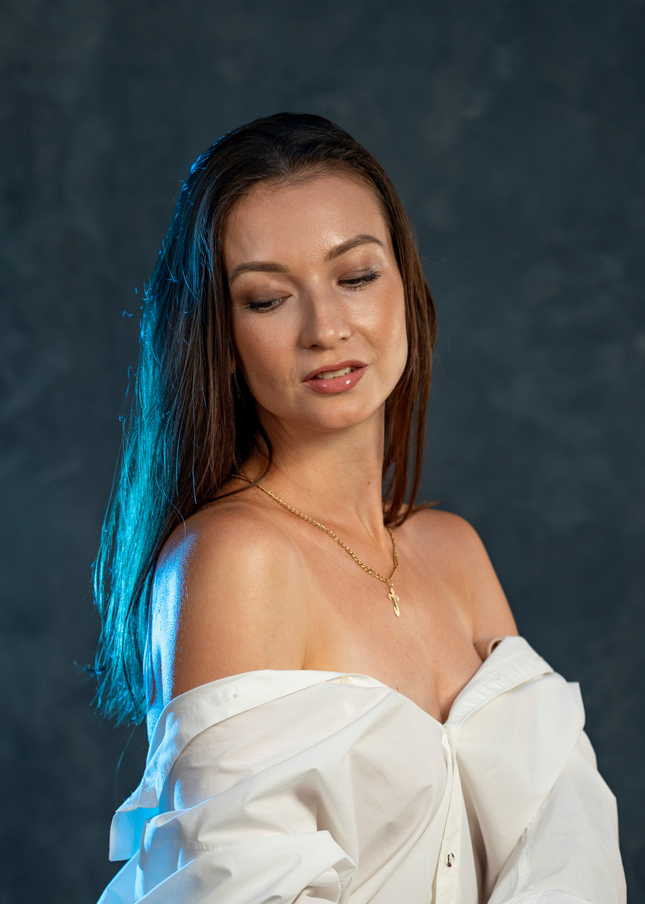 Портретная съёмка девушки в студии