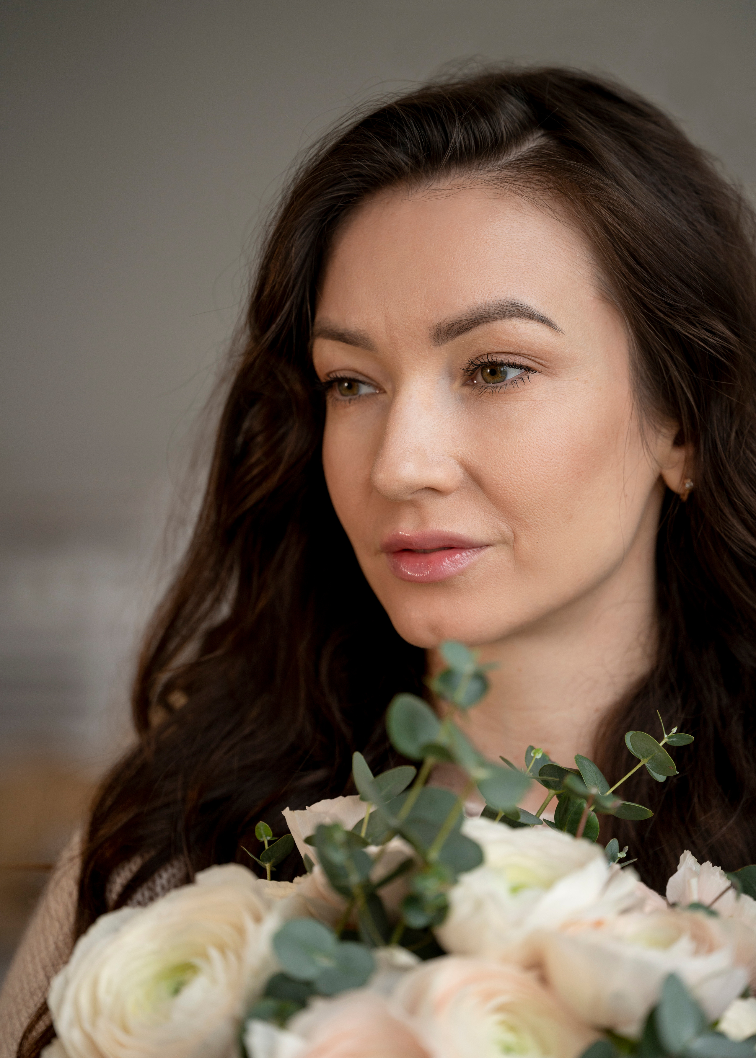 Студийная съёмка девушки с весенним букетом