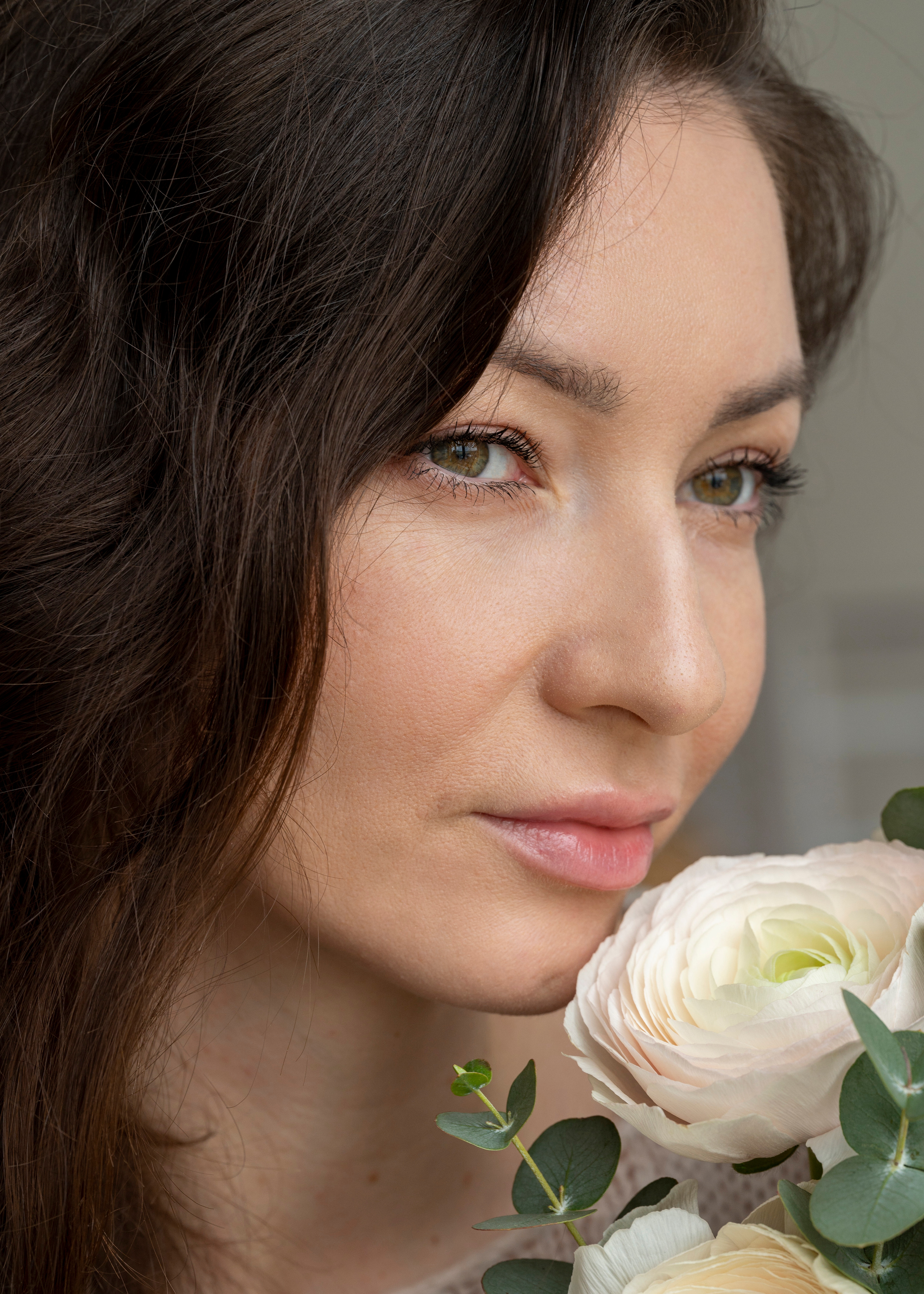 Студийная съёмка девушки с весенним букетом