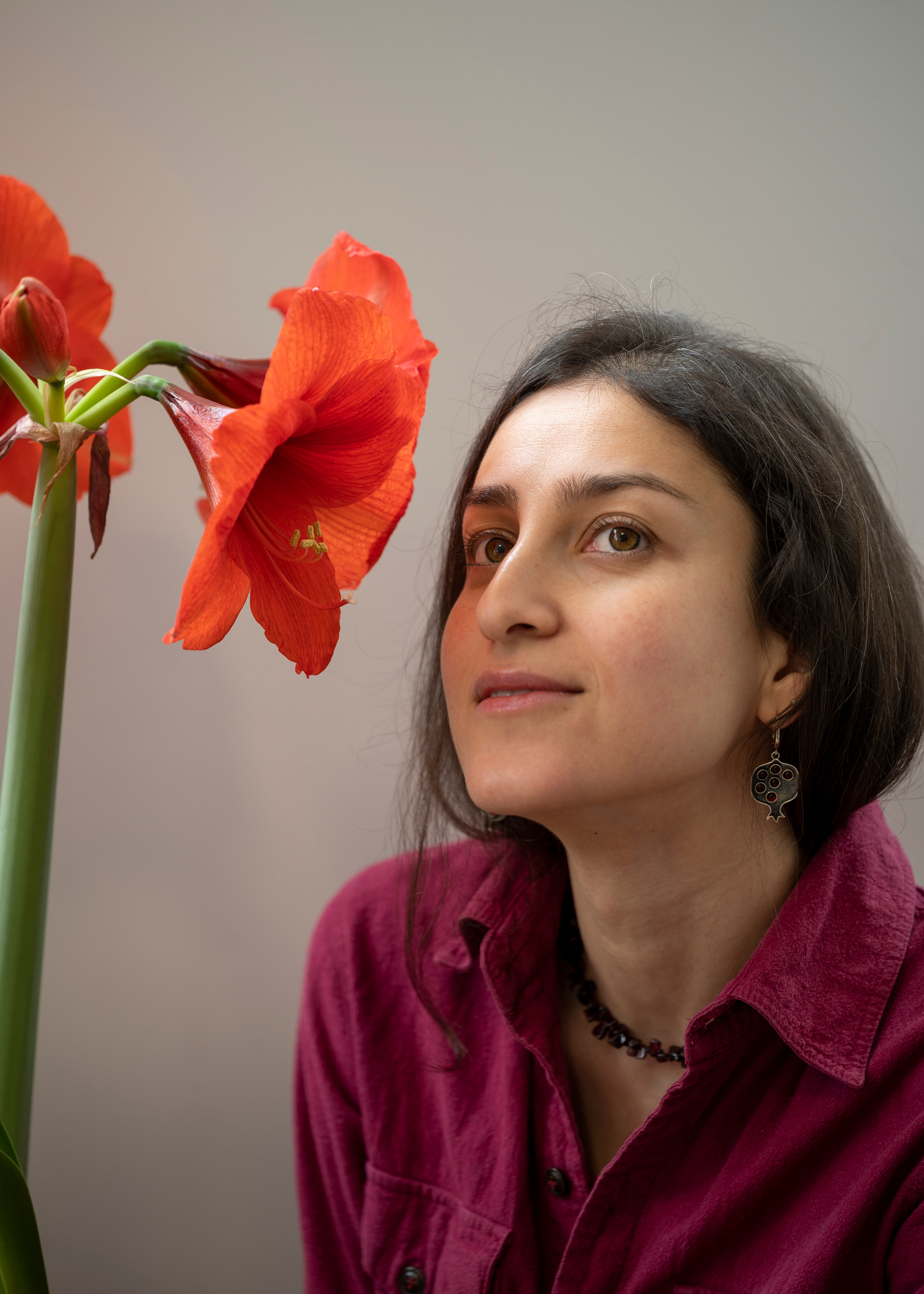 Фотосъёмка девушки с красным цветком