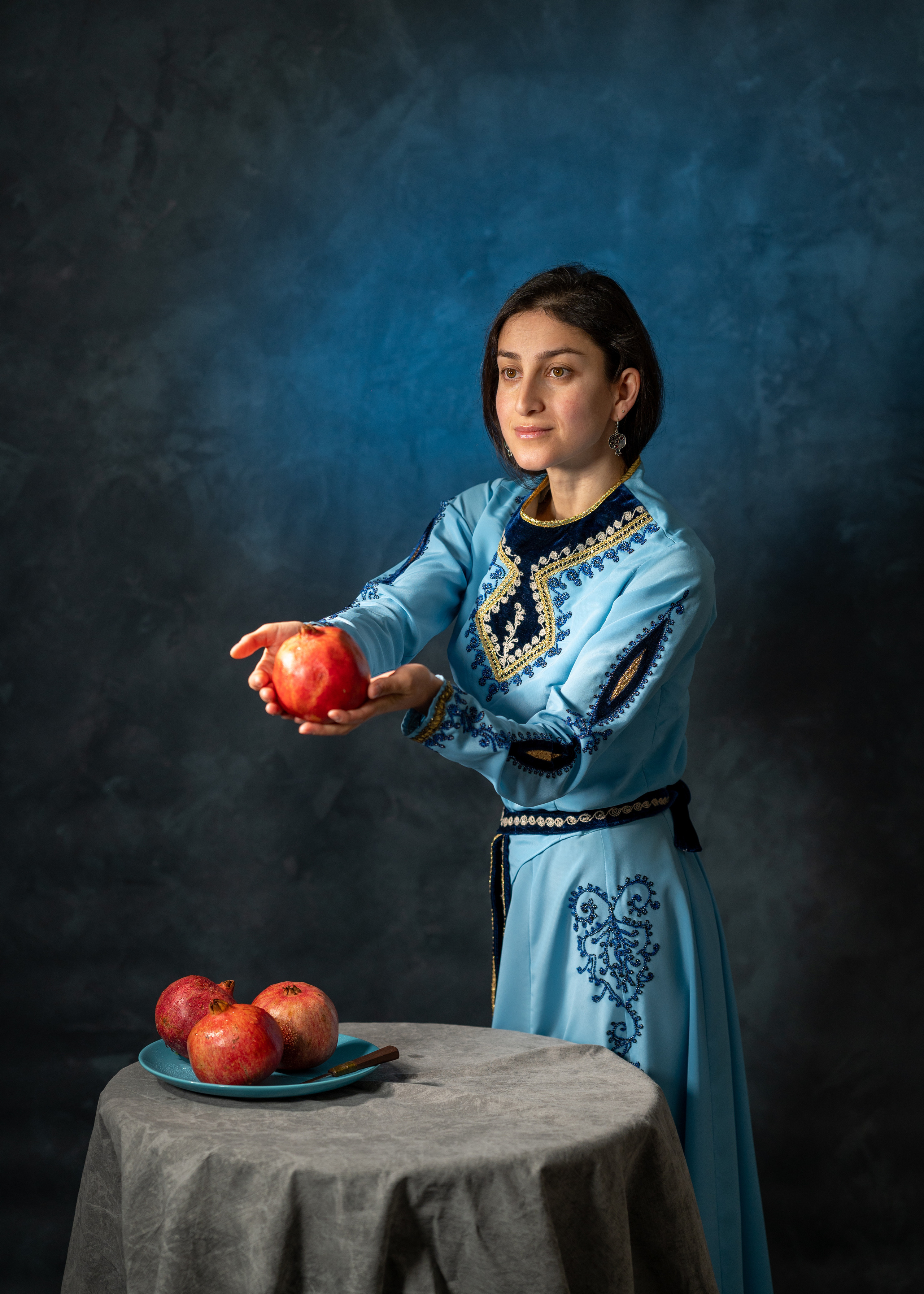 Арт-съёмка девушки армянки с гранатами