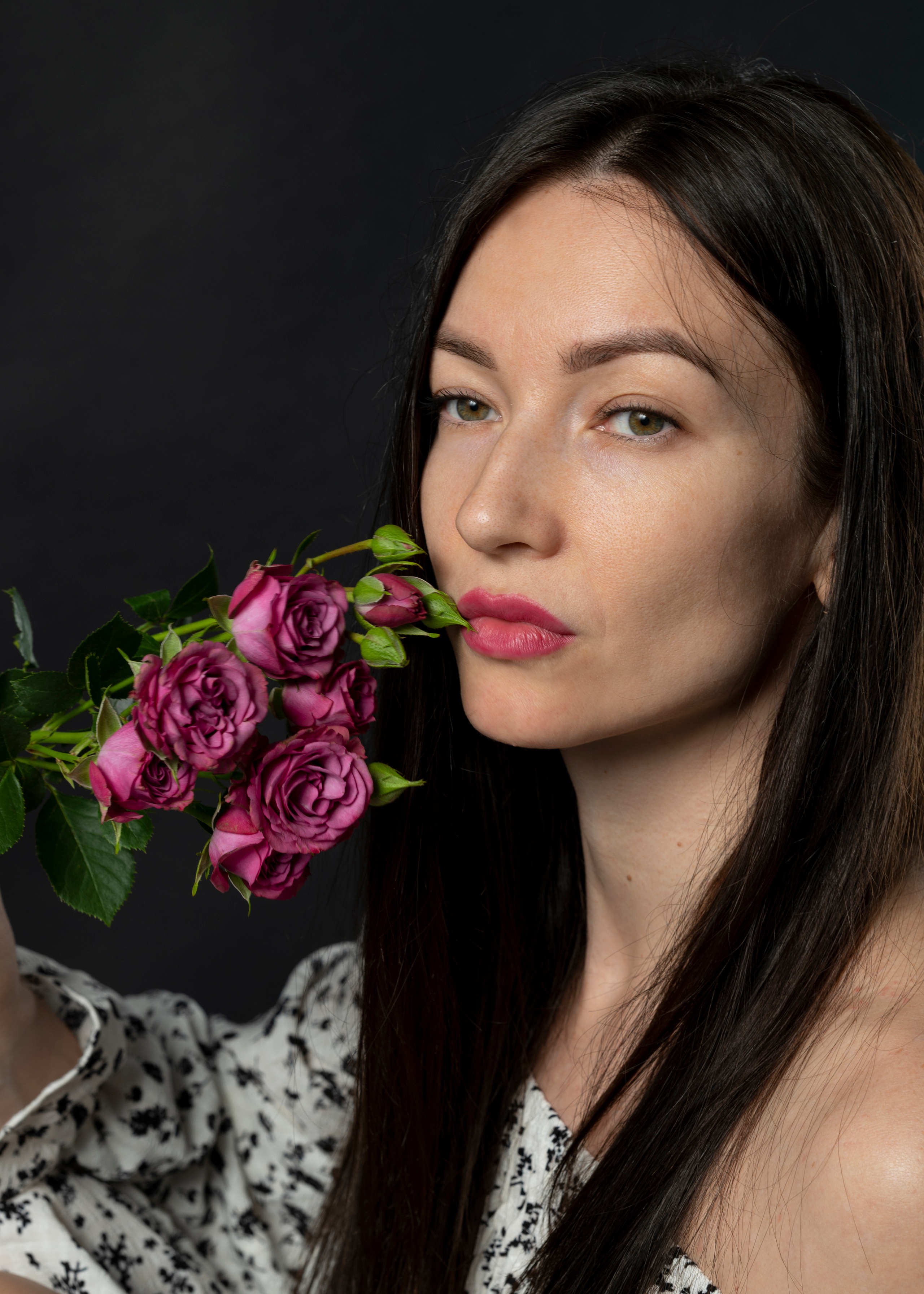 Съёмка девушки с праздничным букетом