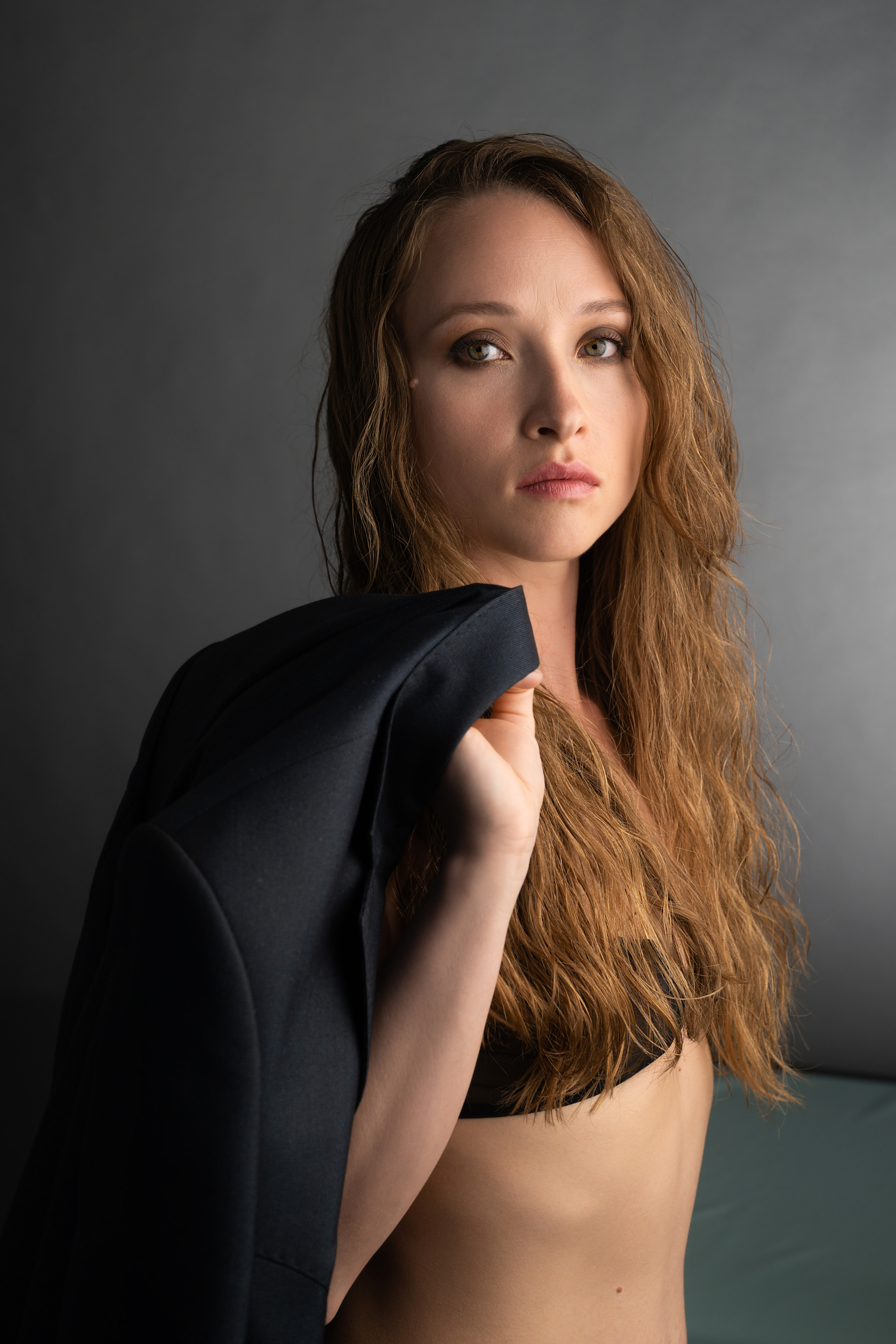 Студийная фотосъёмка девушки в мужском стиле