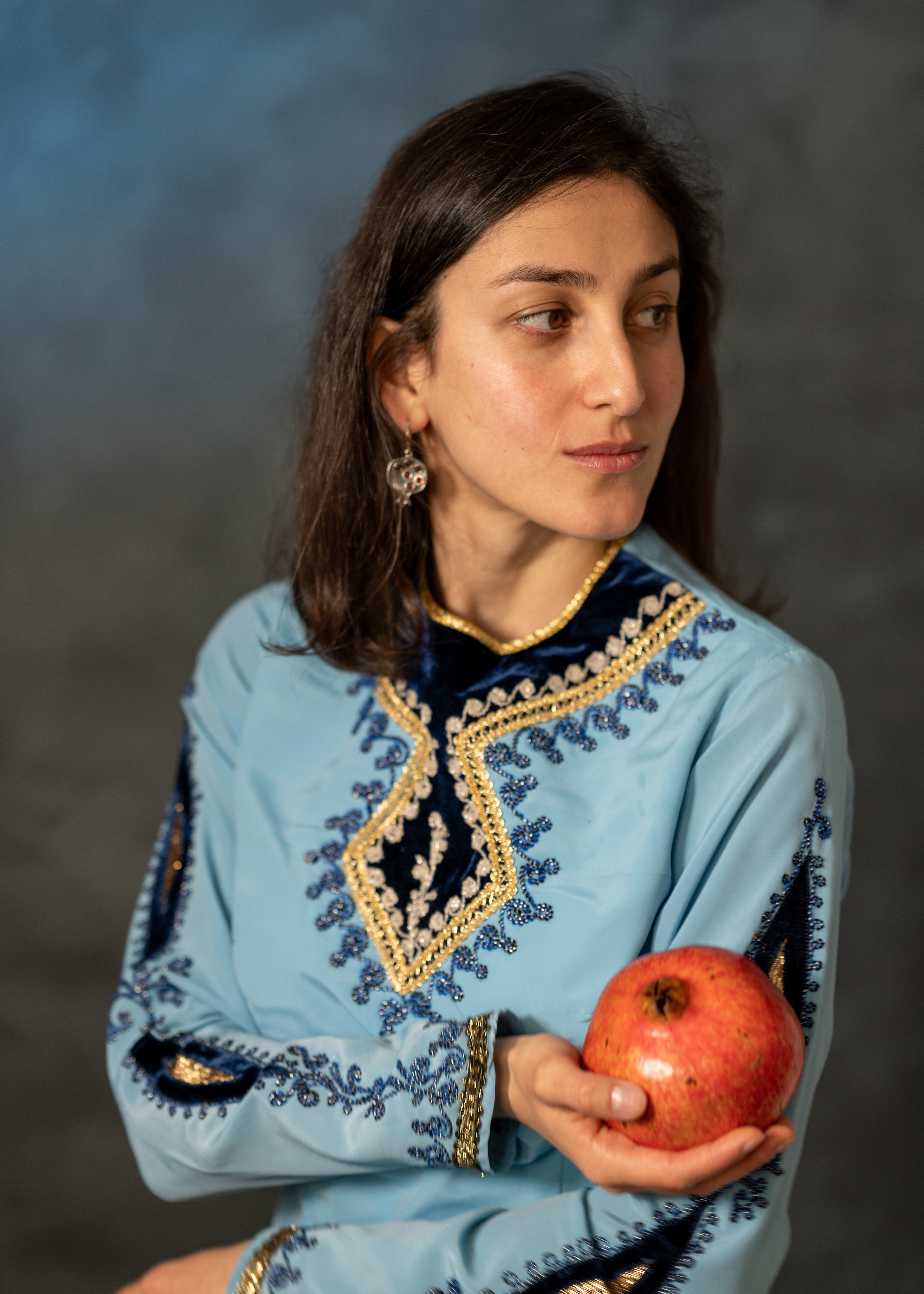 Арт-съёмка девушки армянки с гранатами