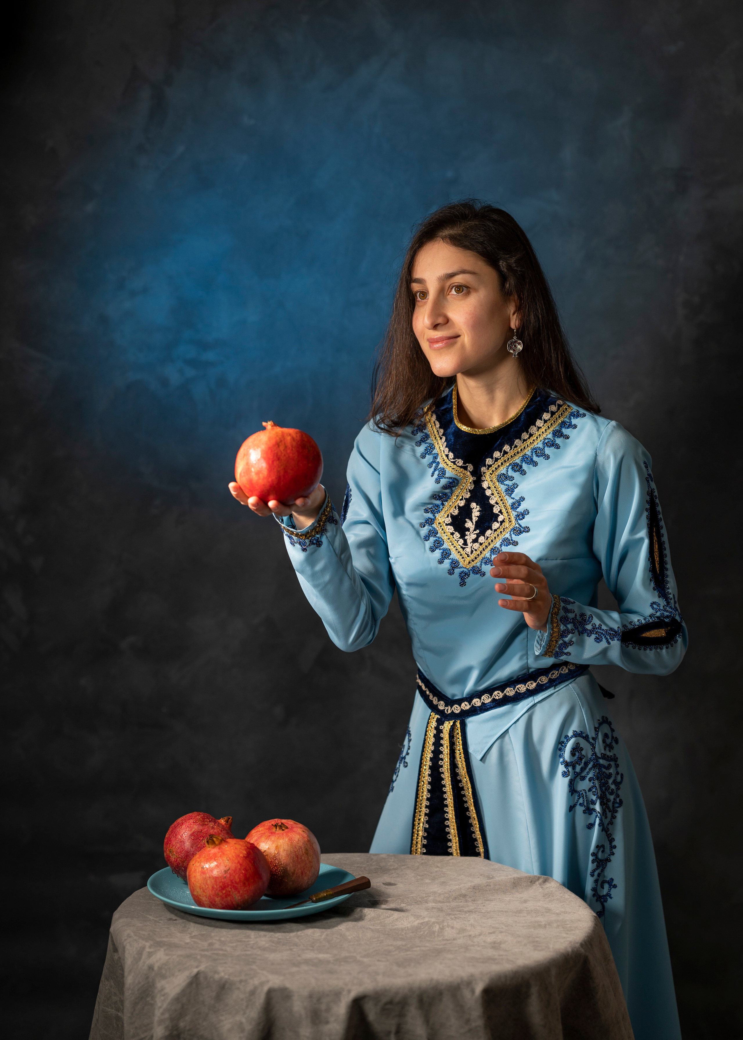 Арт-съёмка девушки армянки с гранатами