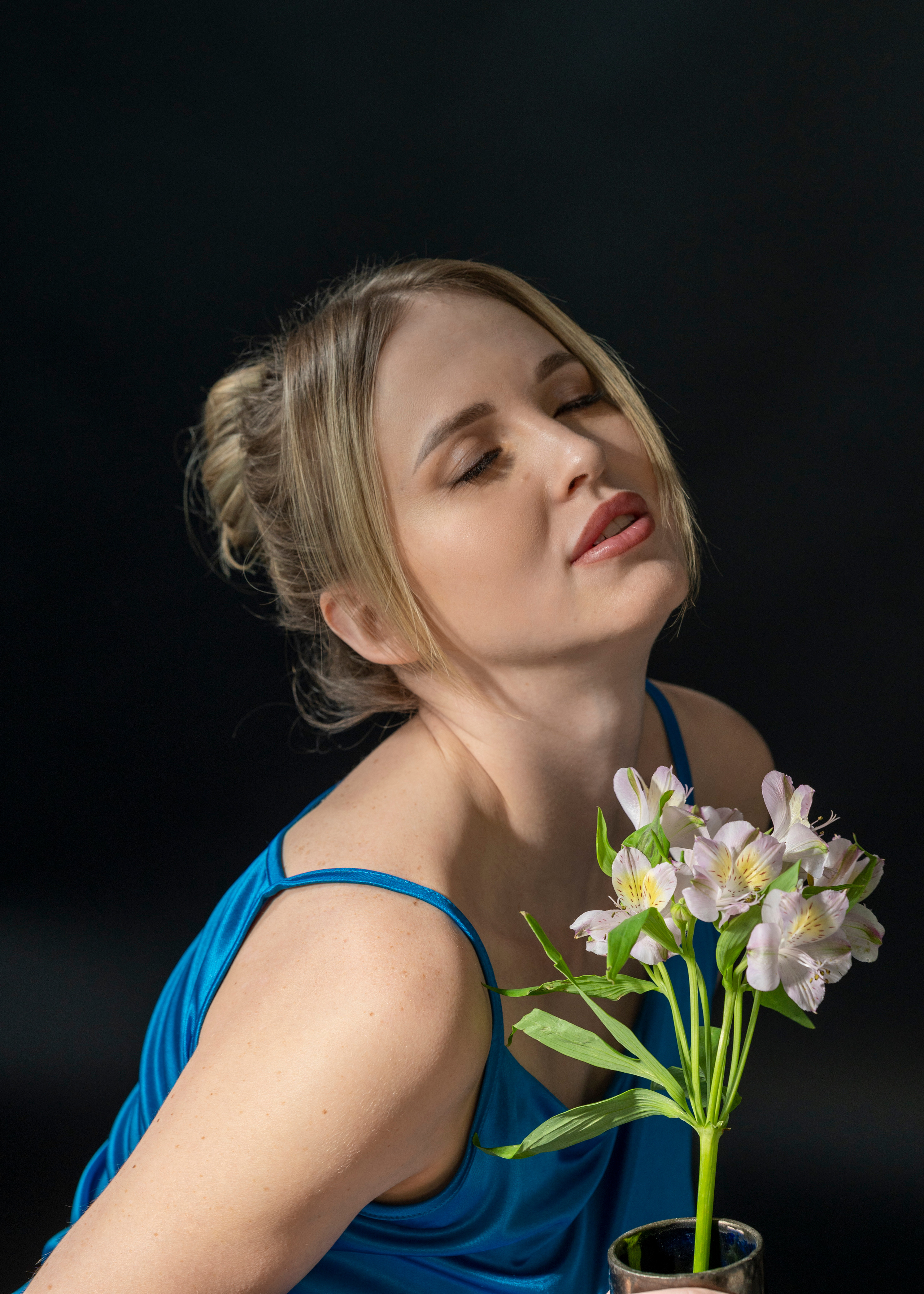 Студийная съёмка страстной девушки с цветком